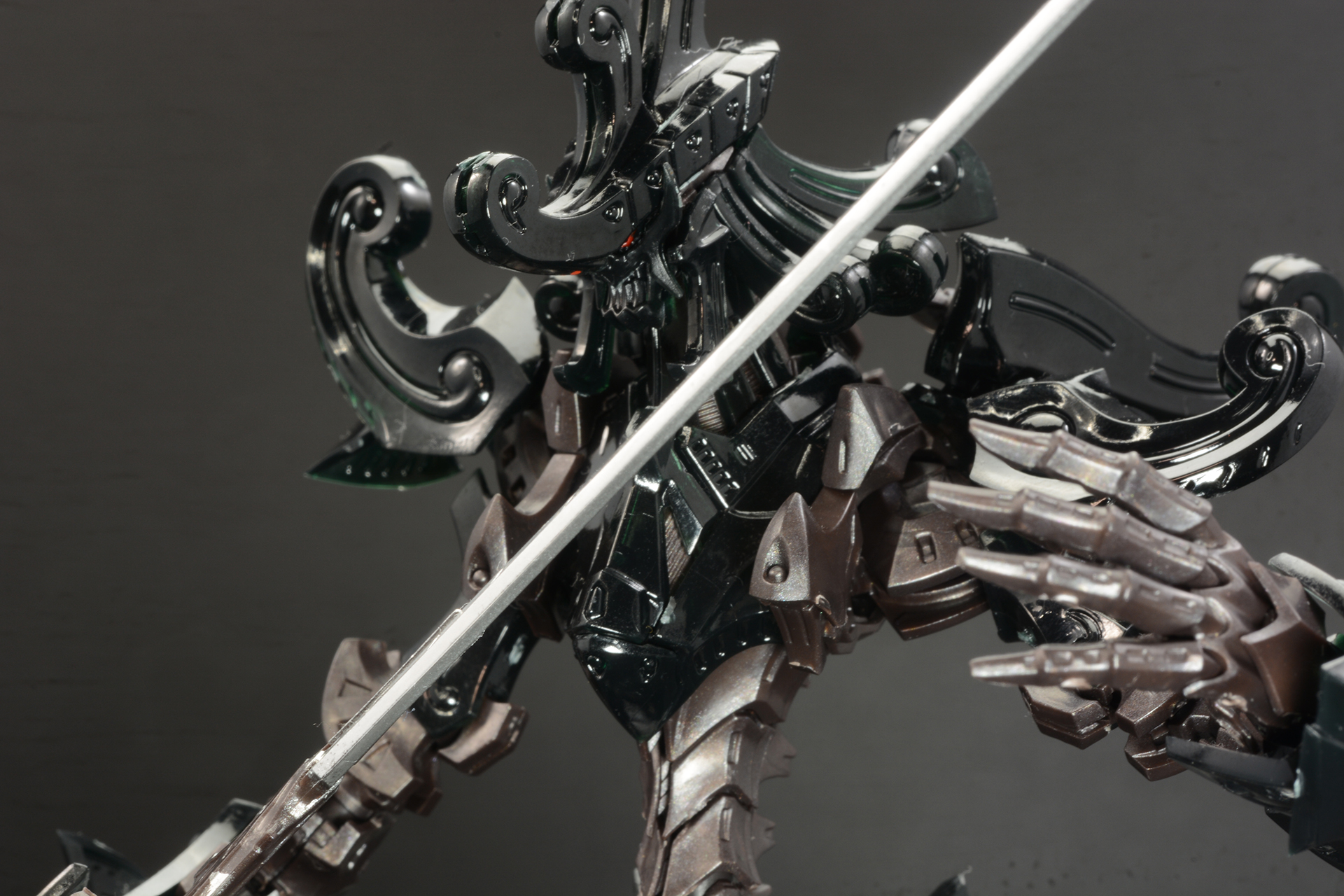 特に上半身は長い手を持つためダイナミックなポージングが楽しめる