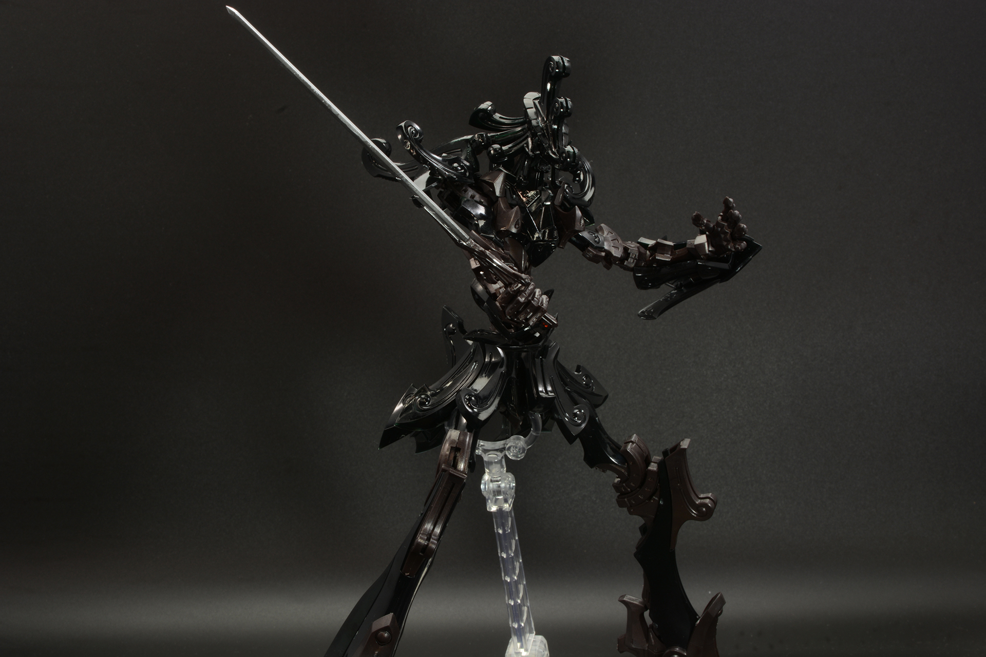 特に上半身は長い手を持つためダイナミックなポージングが楽しめる