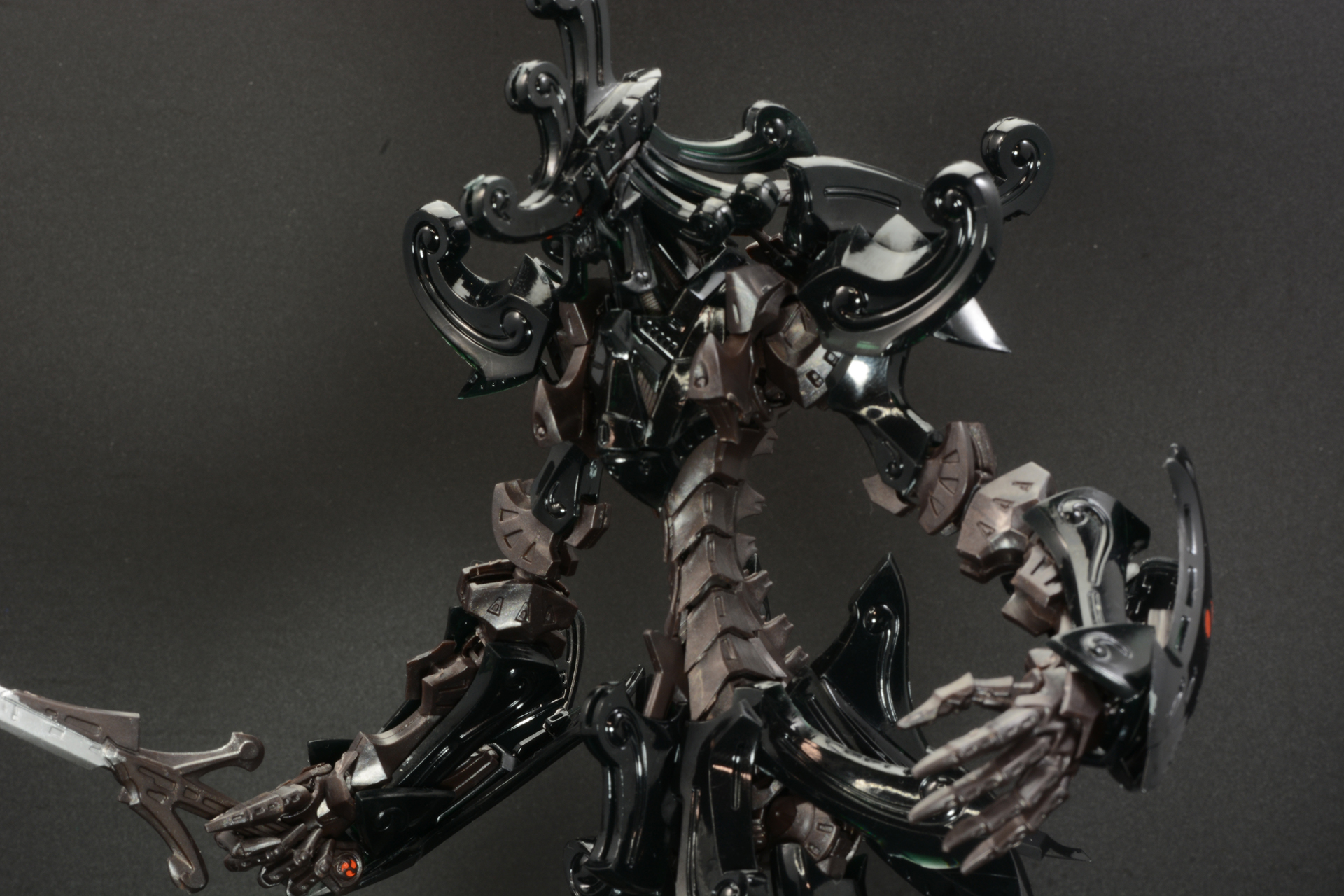 赤い目が生む迫力が素立ちに近いポーズでも独特の雰囲気を生む