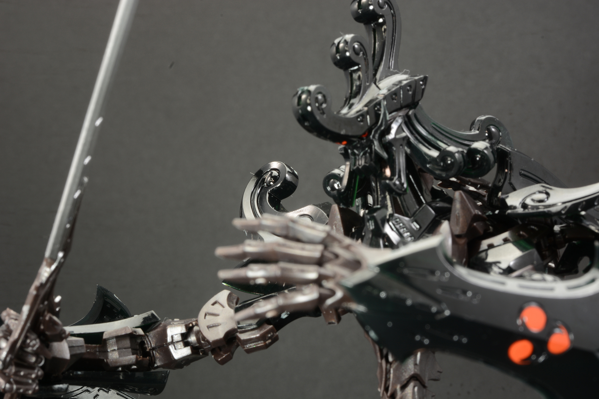 赤い目が生む迫力が素立ちに近いポーズでも独特の雰囲気を生む