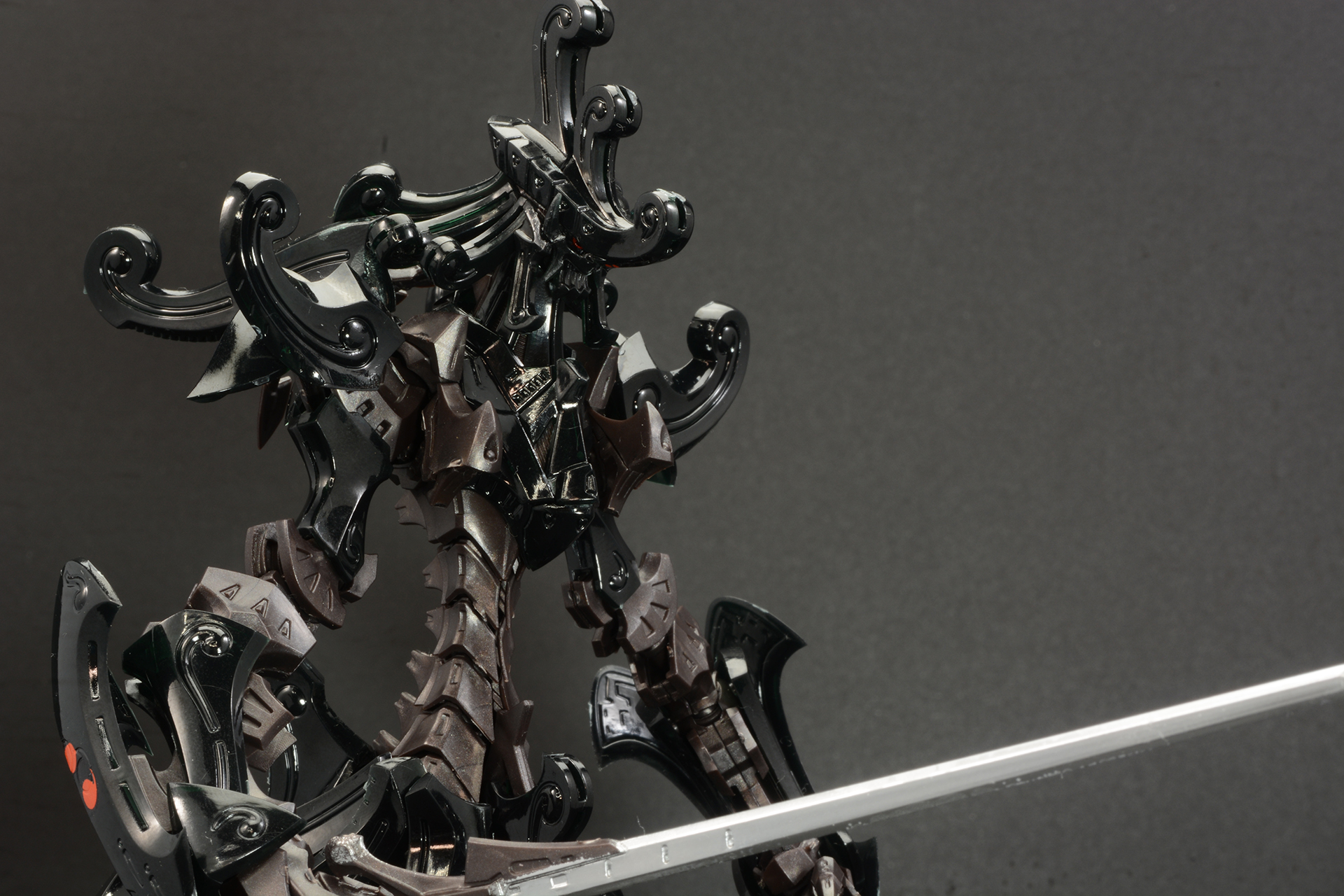 赤い目が生む迫力が素立ちに近いポーズでも独特の雰囲気を生む