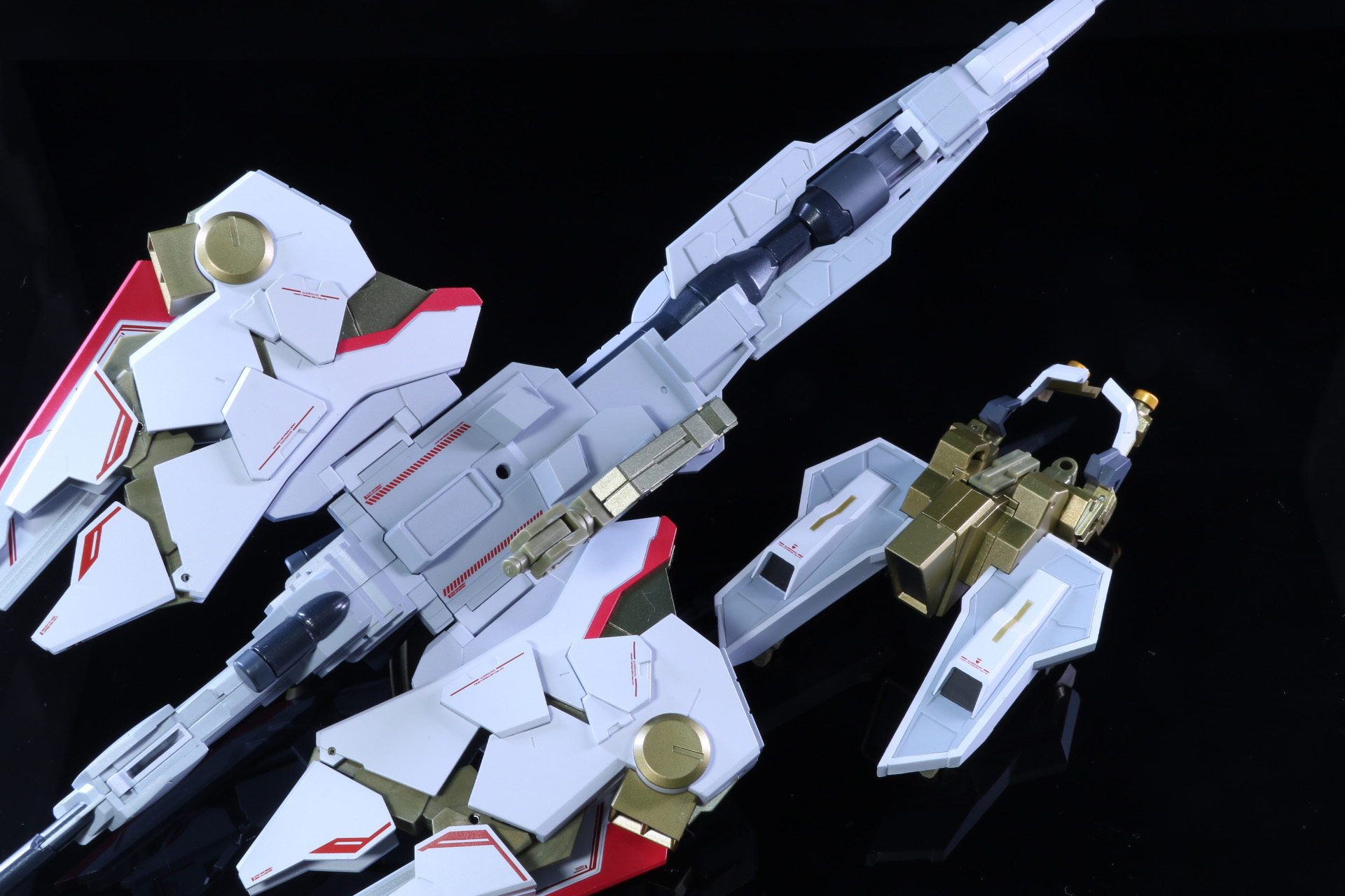 ゼウスシルエット本体裏面にボディユニットを接続。キャノンアームをボディユニットに接続する