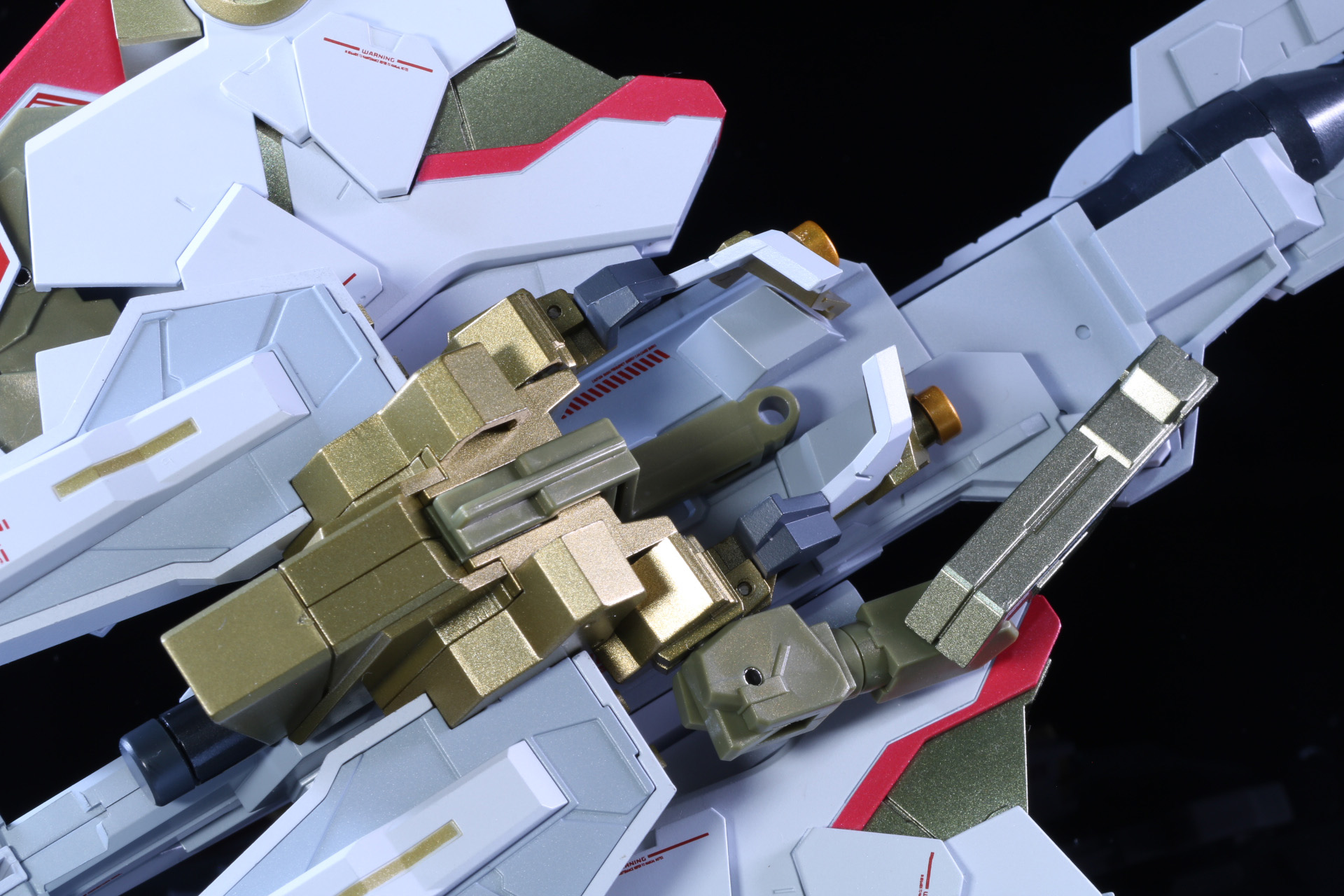 ゼウスシルエット本体裏面にボディユニットを接続。キャノンアームをボディユニットに接続する