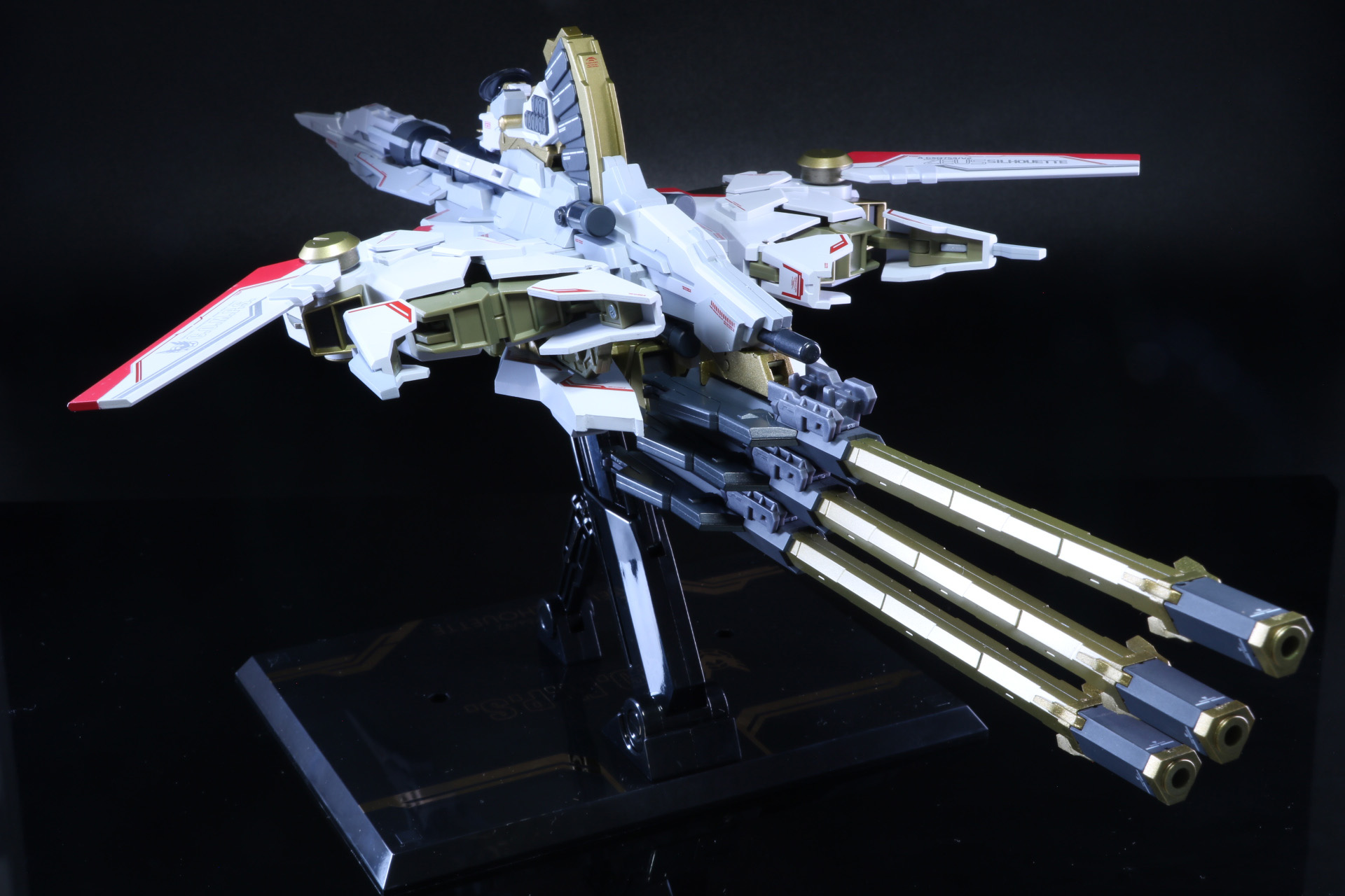 機体上部には弾倉やミサイルユニットが備わっており、本体は武骨な造形となっている