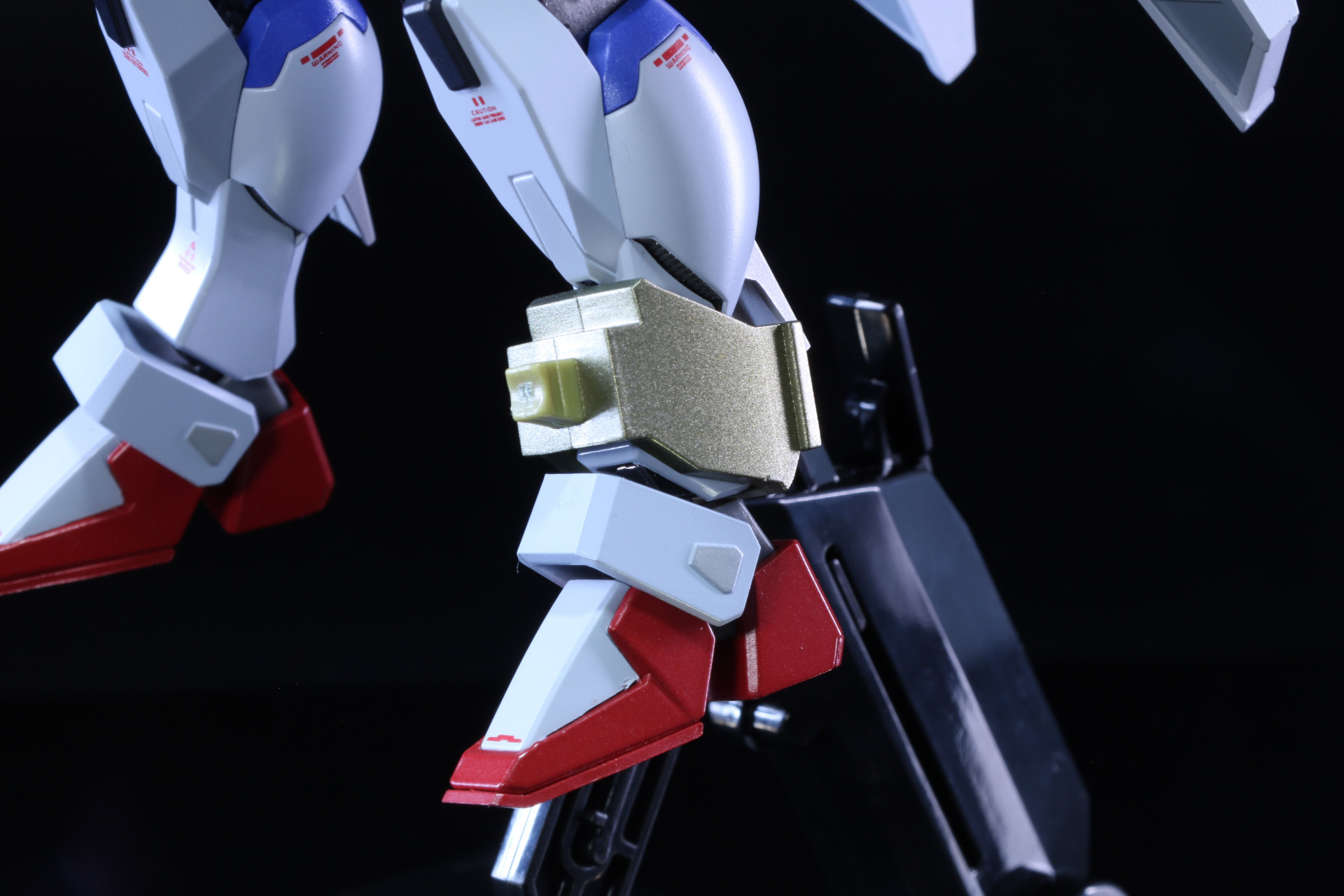 取り外したゴールドのパーツを「デスティニーガンダムSpecII」の脛に着け、脚部ユニットを履かせる