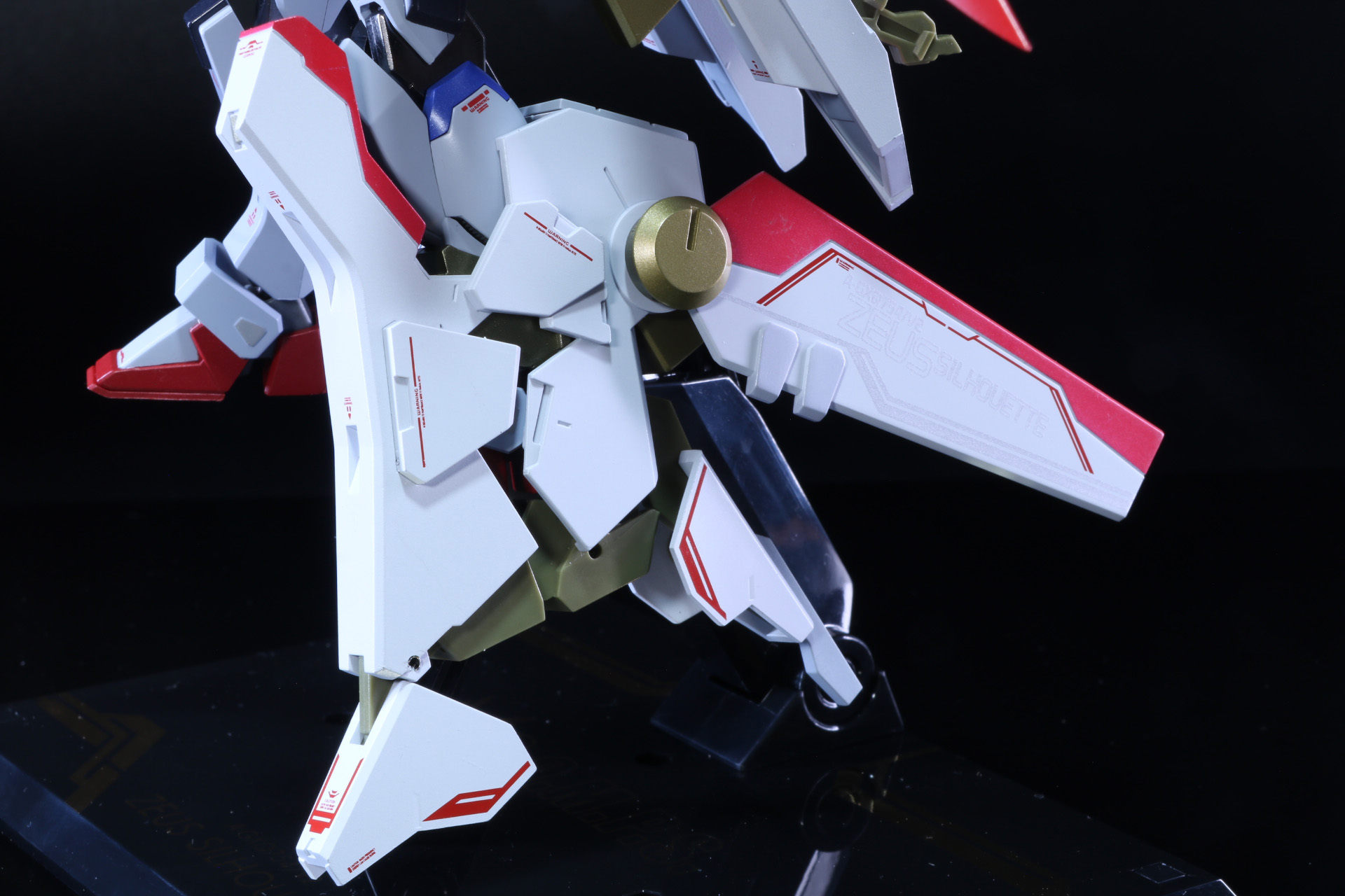 取り外したゴールドのパーツを「デスティニーガンダムSpecII」の脛に着け、脚部ユニットを履かせる