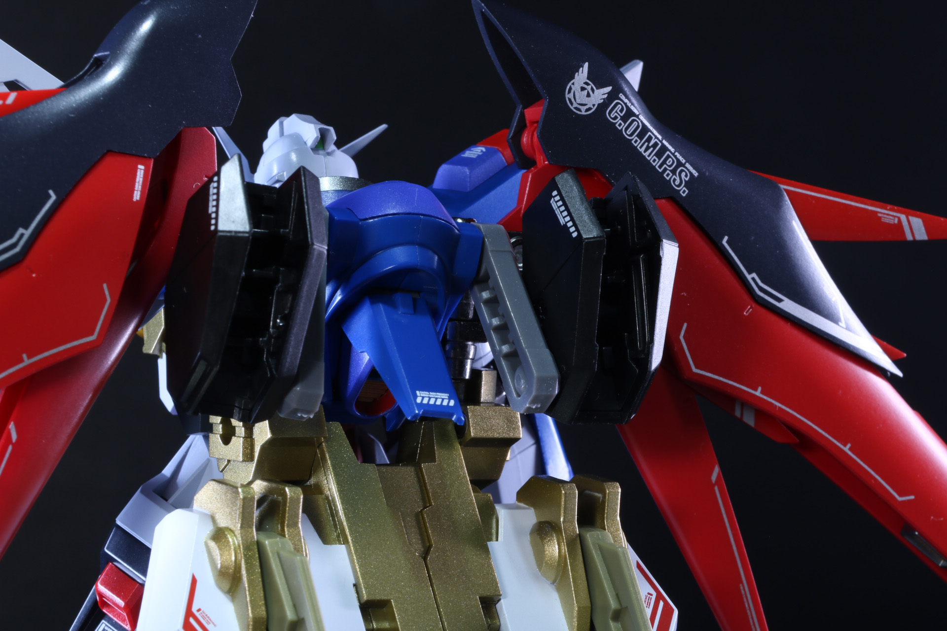 「デスティニーガンダムSpecII」の背部武装ラックに「ゼウスシルエット」のミサイルユニット、砲身用のマウントを装着。さらにリアスカートのアームでミサイルユニット、マウントパーツを支える