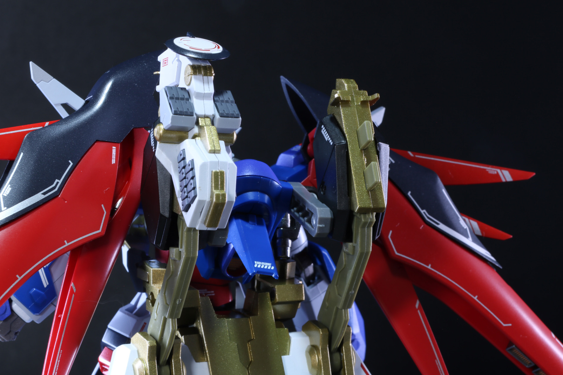 「デスティニーガンダムSpecII」の背部武装ラックに「ゼウスシルエット」のミサイルユニット、砲身用のマウントを装着。さらにリアスカートのアームでミサイルユニット、マウントパーツを支える