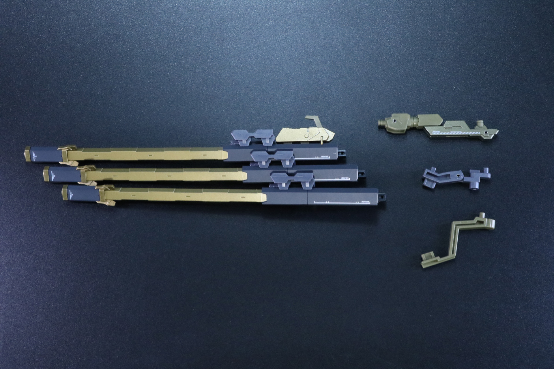 3本の砲身を束ねた砲身ユニット、キャノンアーム、ディスプレイジョイント2種