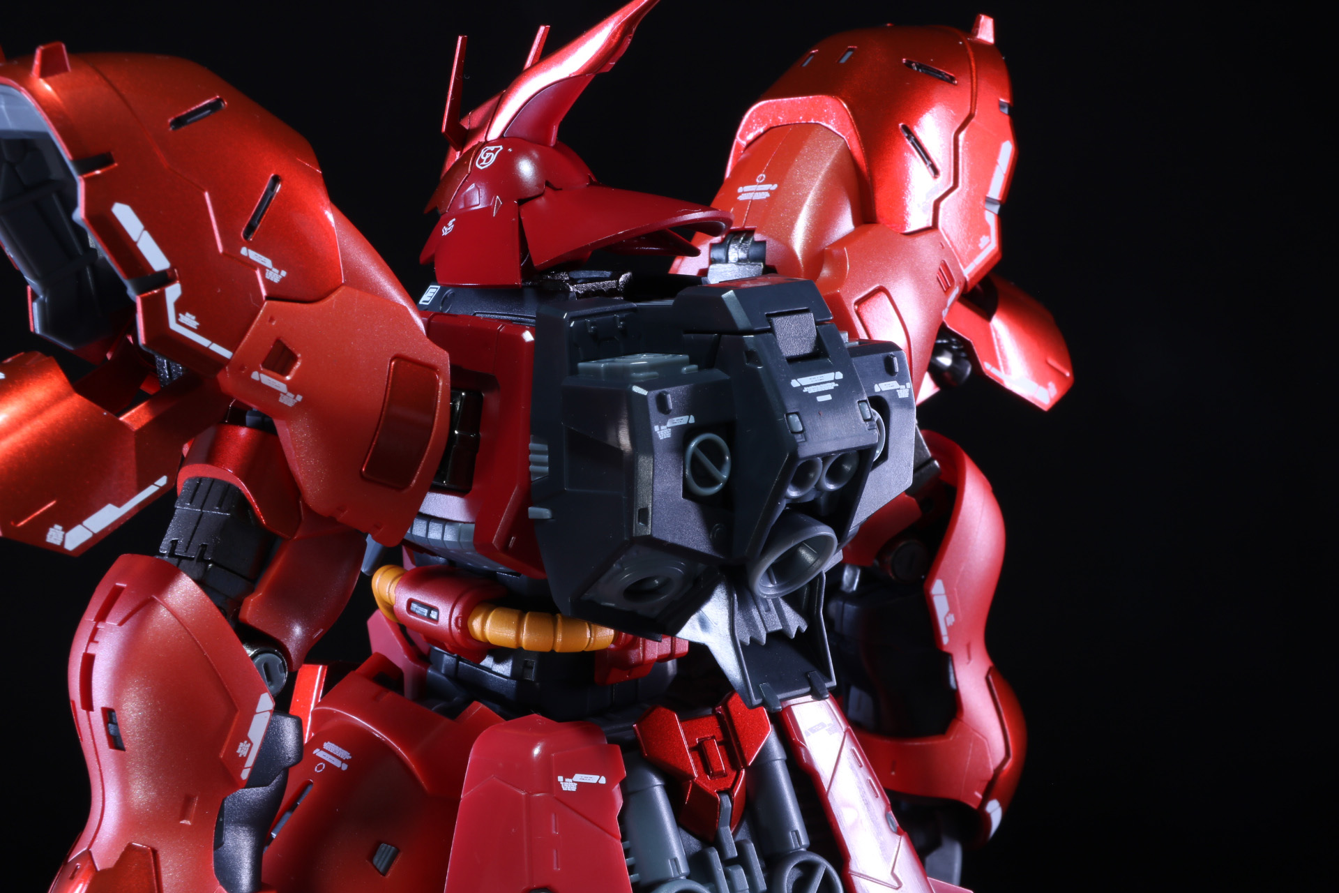 バックパック上部にファンネルコンテナを装着