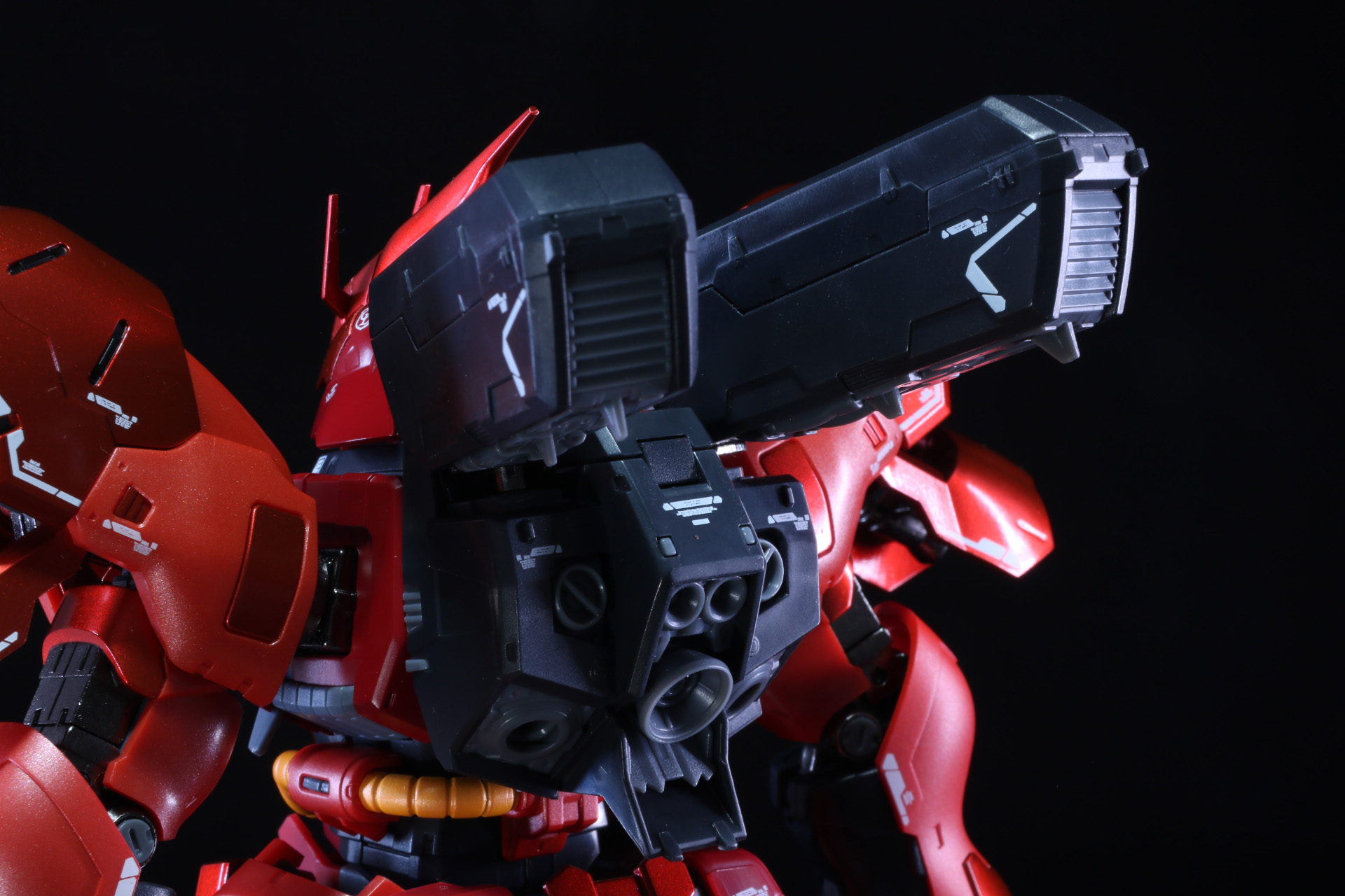 バックパック上部にファンネルコンテナを装着