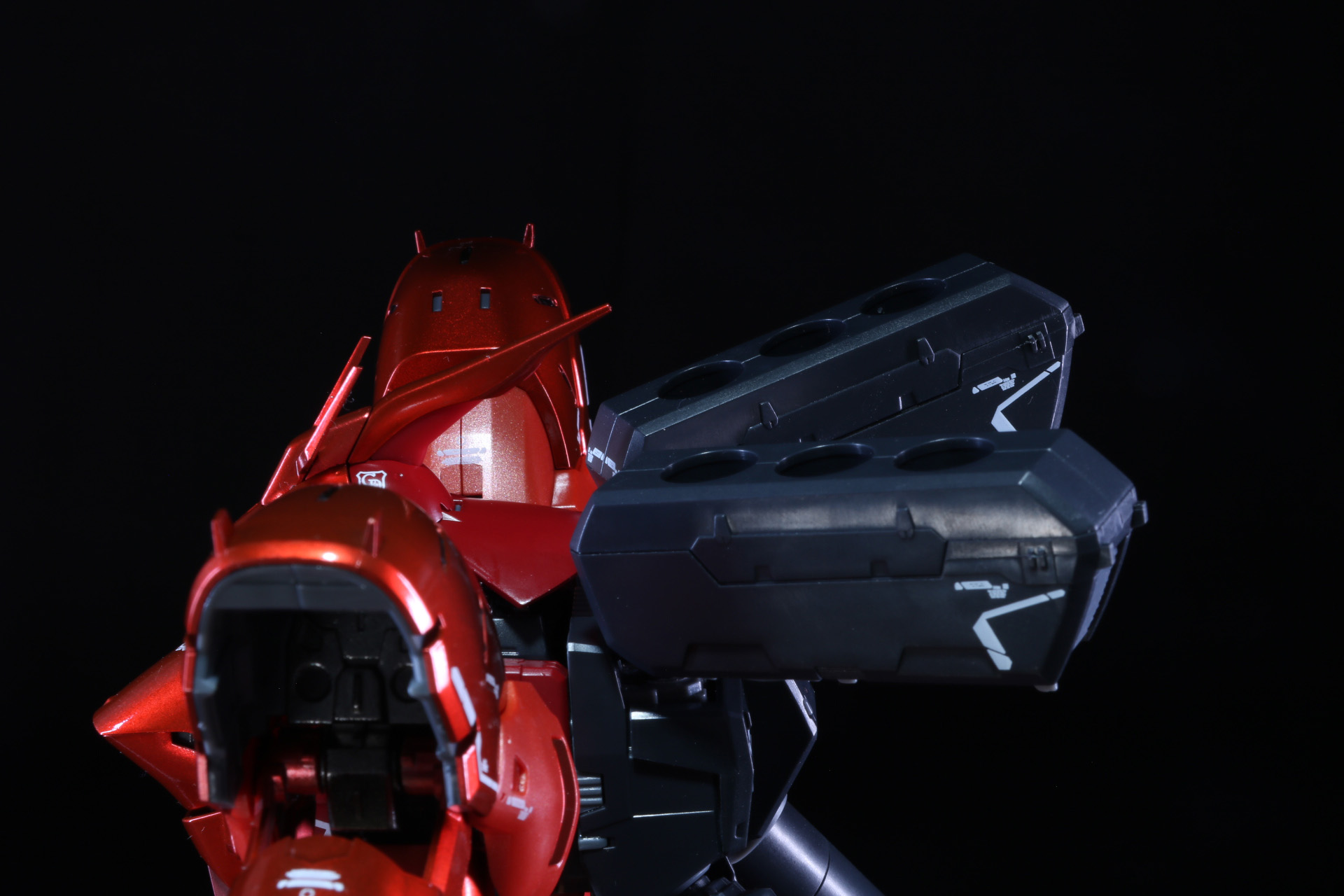 ファンネルコンテナにダブル・ホーン・ファンネルを付ける。ファンネルコンテナの3つの収容口にダブル・ホーン・ファンネルのジョイント部を差し込む形となっている