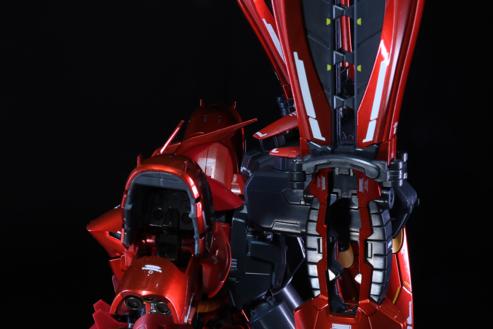 ファンネルコンテナにダブル・ホーン・ファンネルを付ける。ファンネルコンテナの3つの収容口にダブル・ホーン・ファンネルのジョイント部を差し込む形となっている