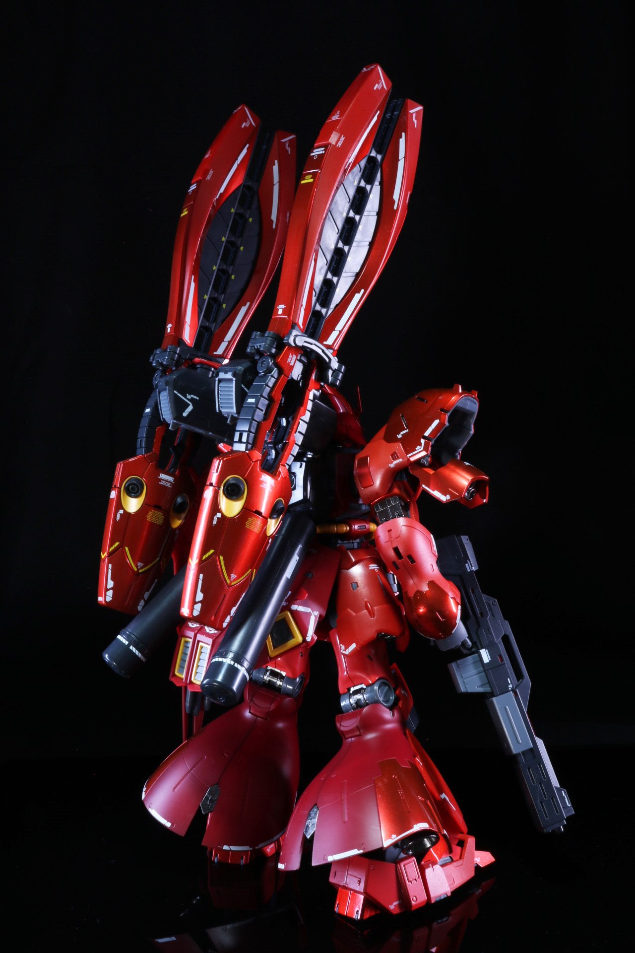 背面もダブル・ホーン・ファンネルで迫力満点