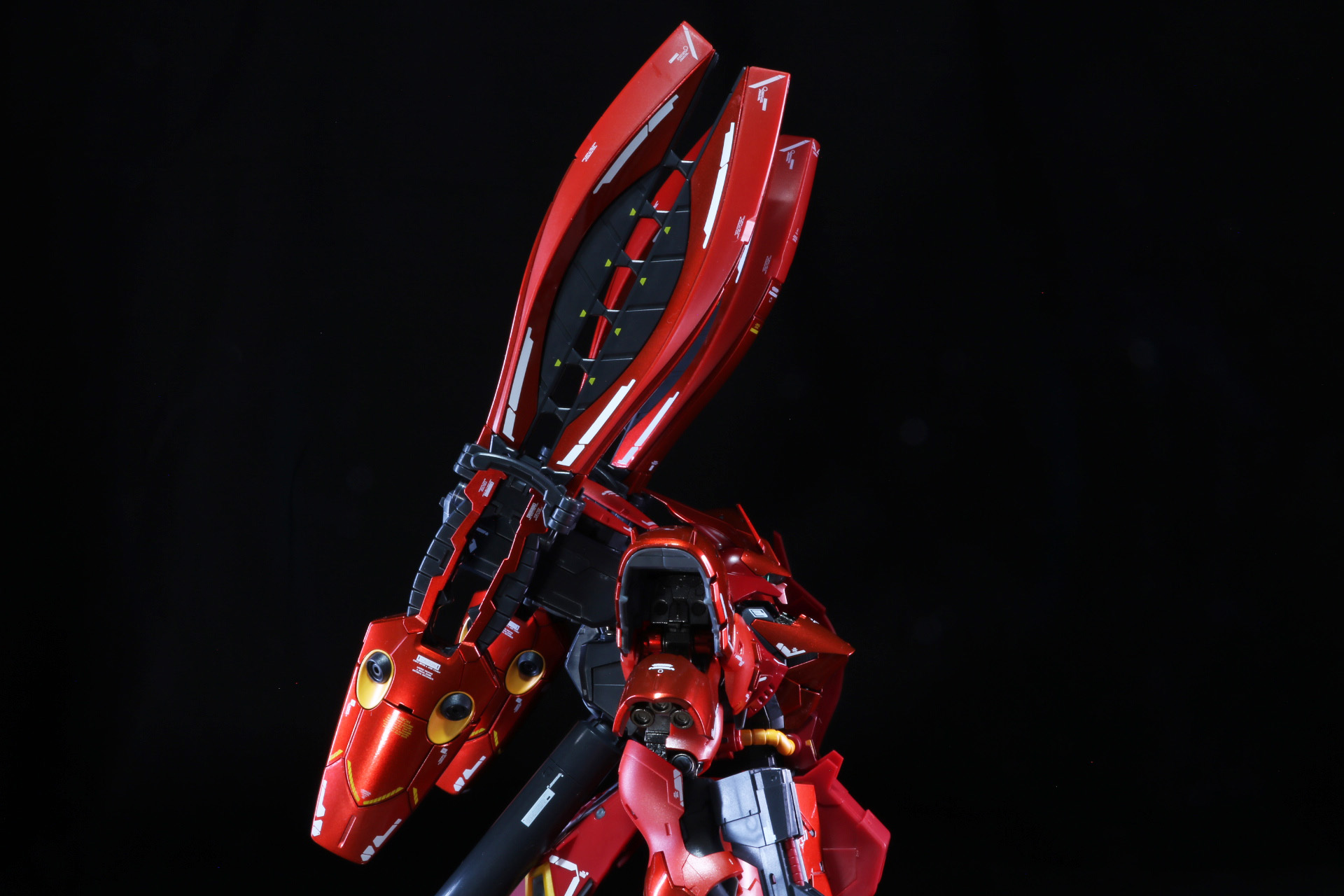 脚部もどっしりとしたデザイン