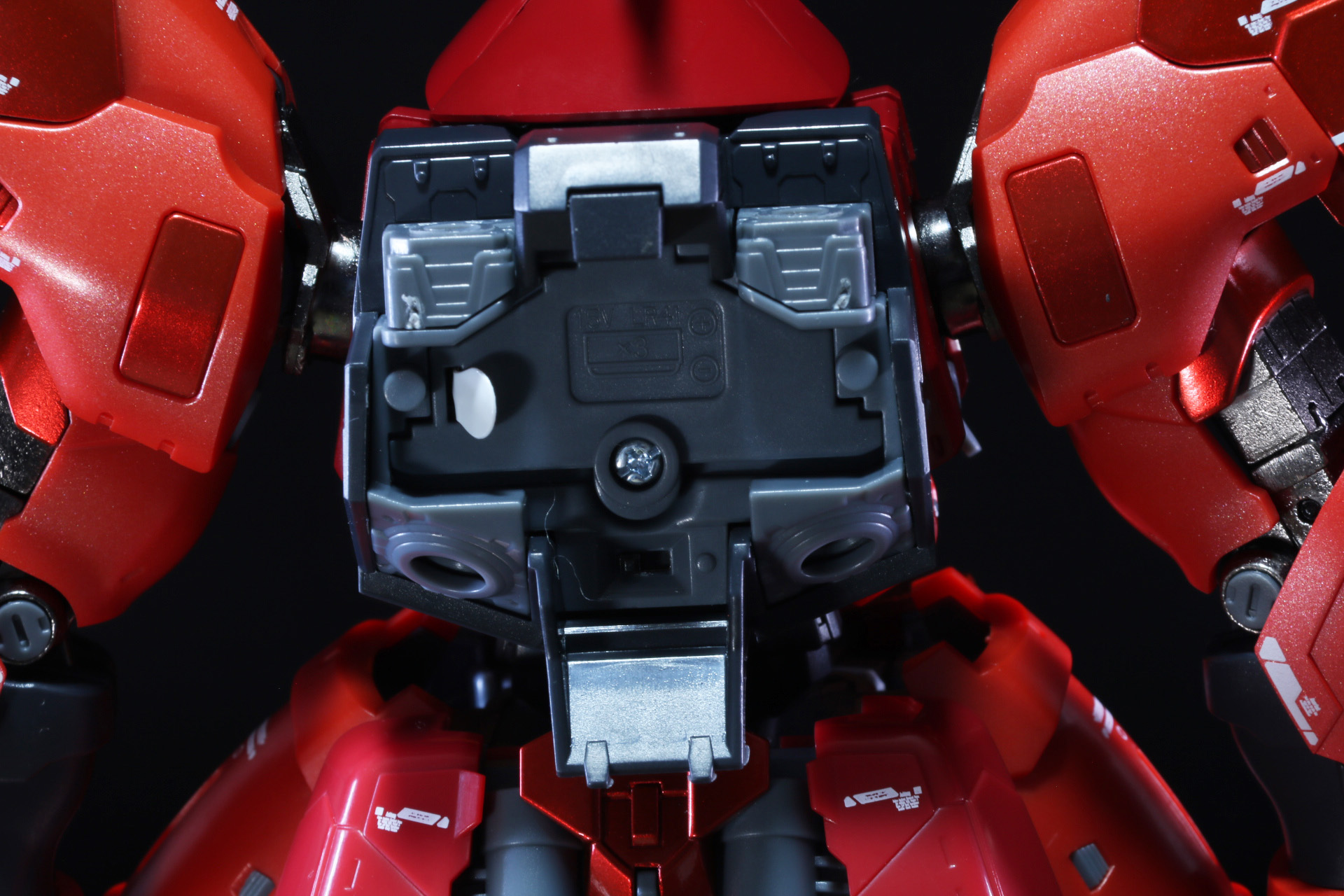 LED発光ギミックのスイッチはバックパックのカバーを外したところにある