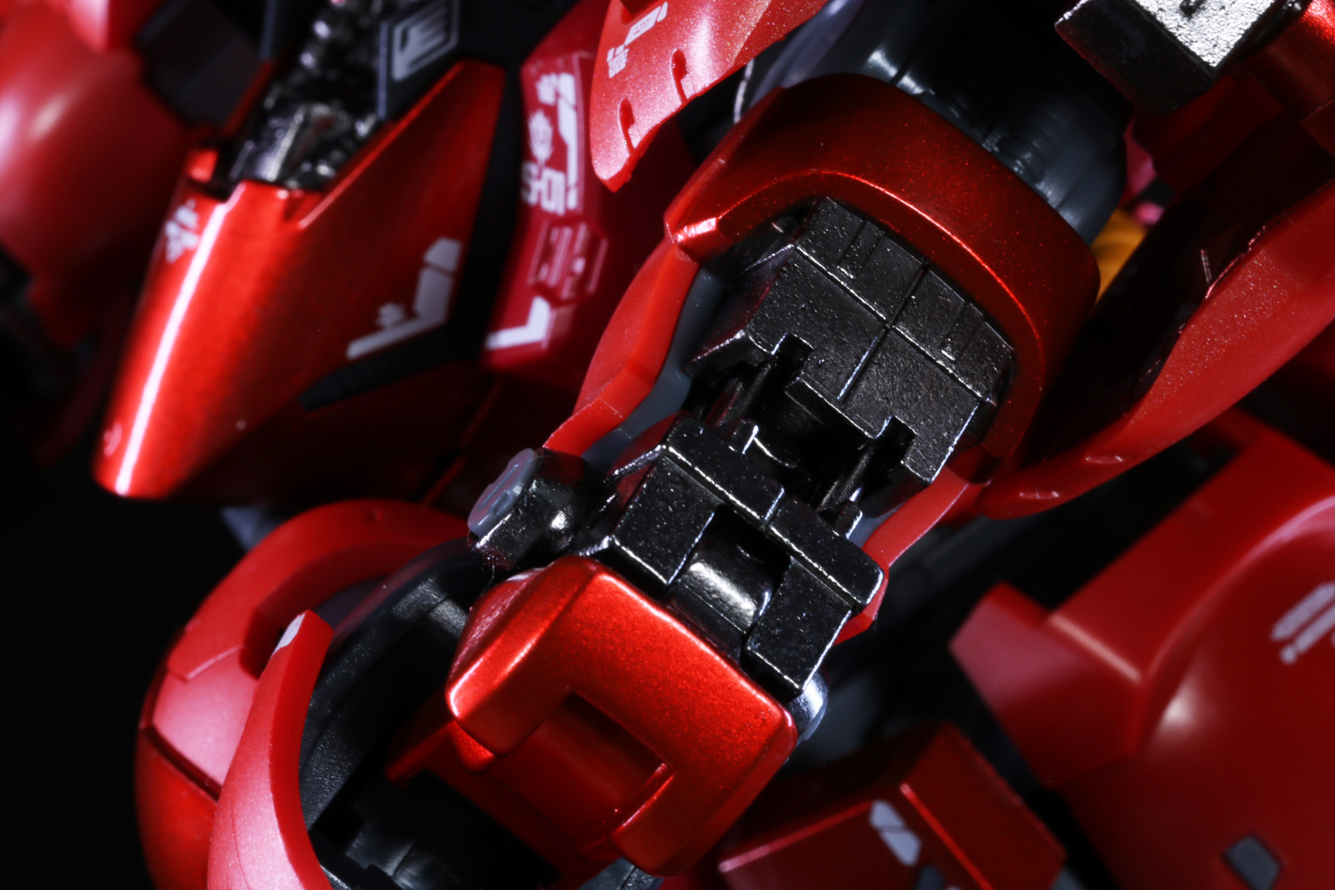 二の腕は肘の可動に連動してダイキャストパーツが展開