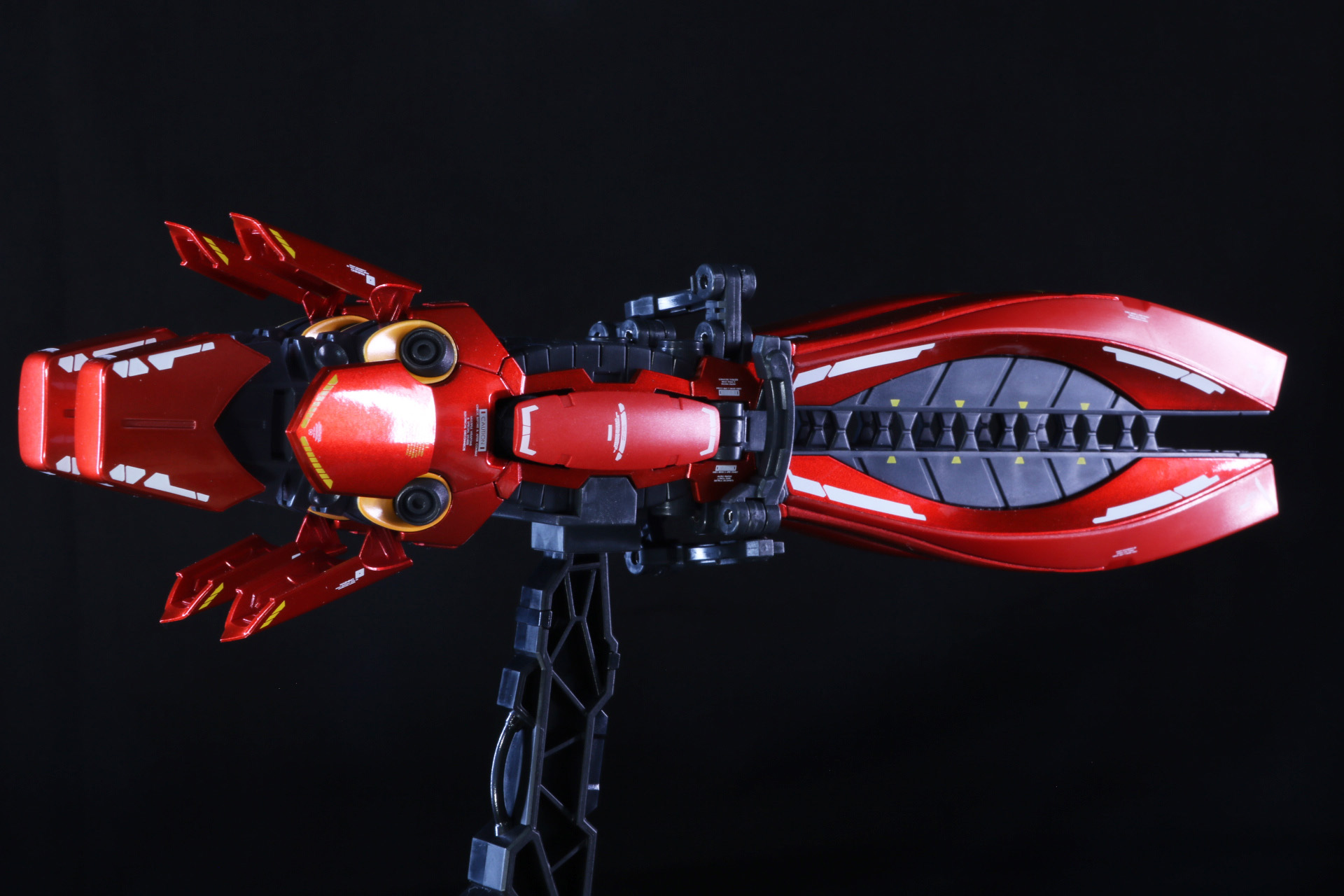 メタリックレッドの存在感とマーキング