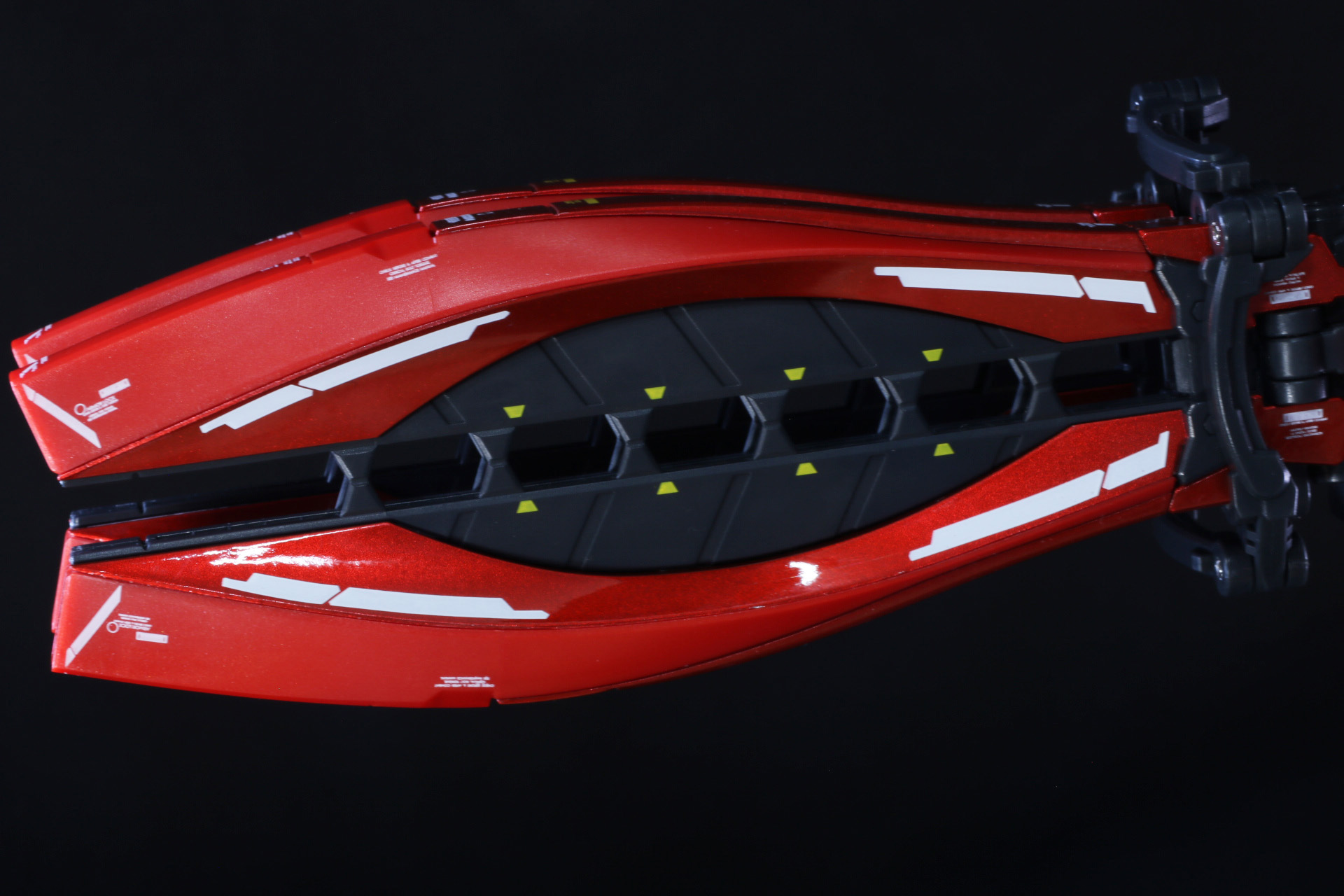 メタリックレッドの存在感とマーキング