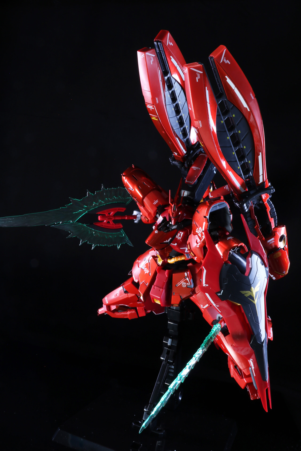 LED発光ギミックでメインカメラや目力が増す