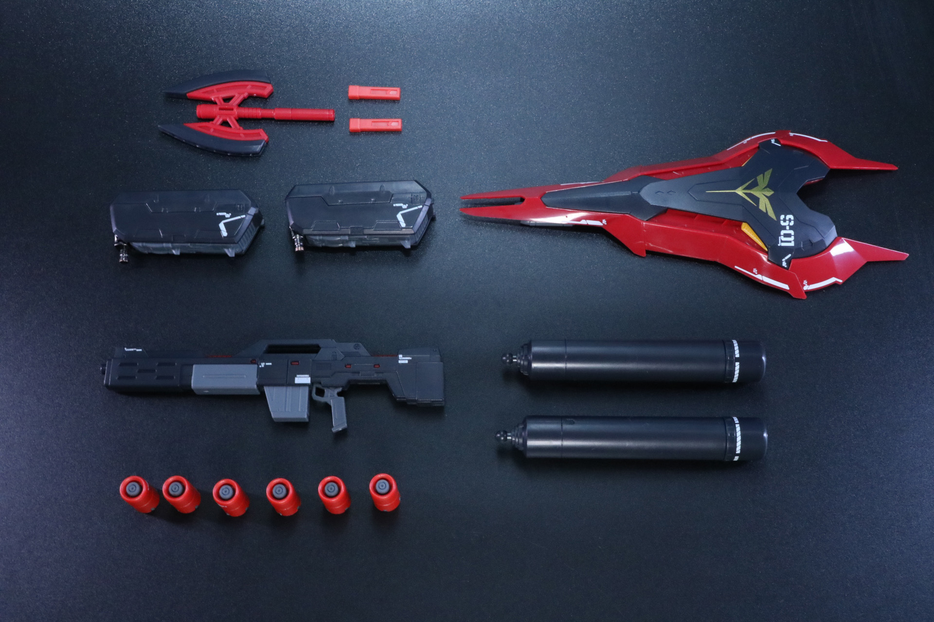 ビーム・ショット・ライフル、シールド、ビーム・トマホーク、ビーム・サーベルが付属。そのほか、ファンネルコンテナ、ファンネル、プロペラントタンクが付属