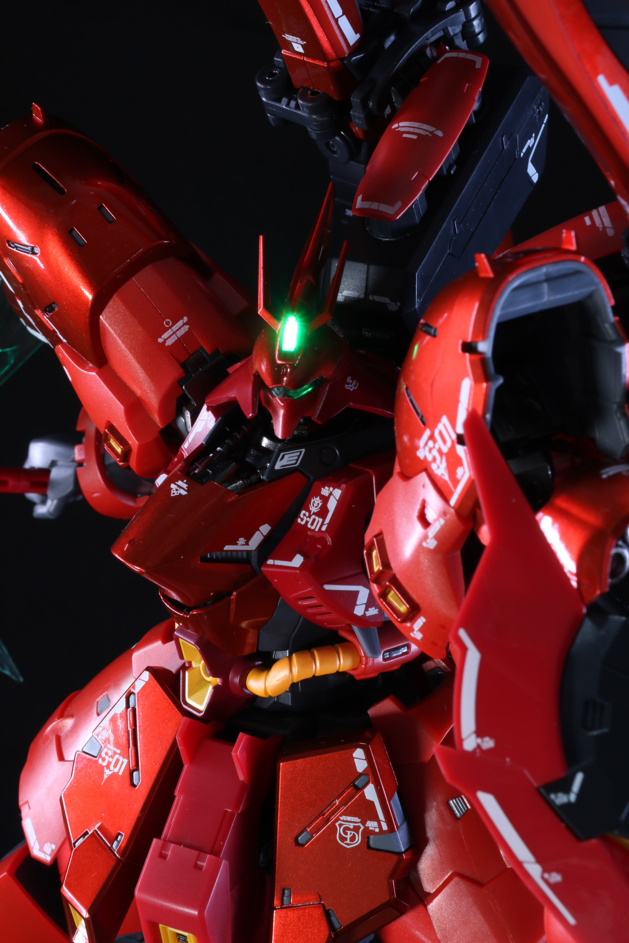 LED発光ギミックでメインカメラや目力が増す