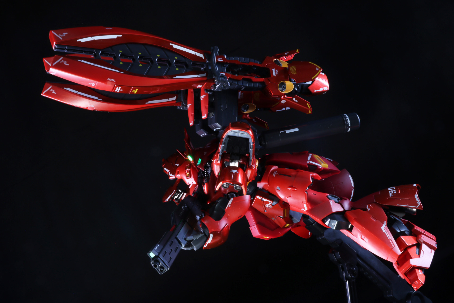 ダブル・ホーン・ファンネルを両腕に装備し、白兵戦にも対応