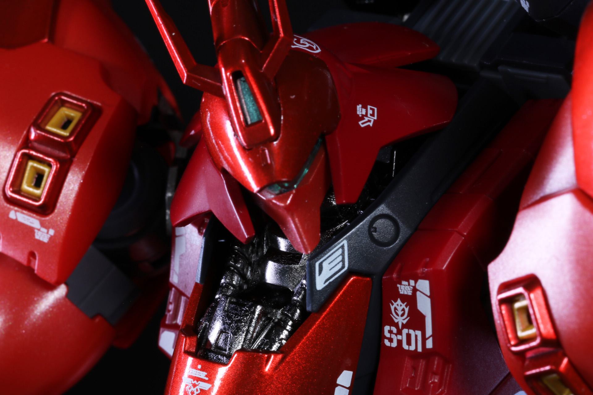 首元はダイキャストが使用され、頭部も凛々しい造形