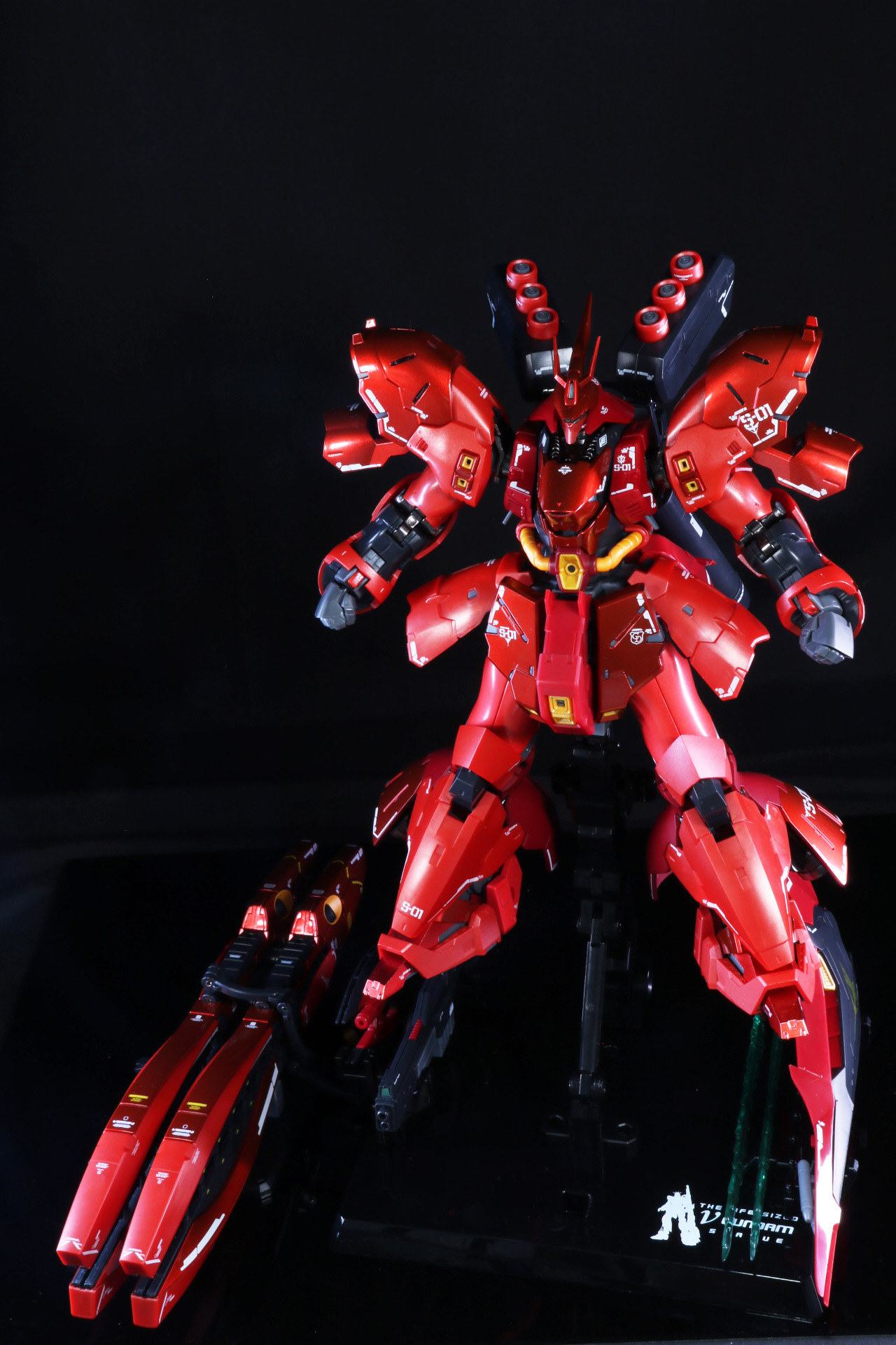 武器ホルダーを使用することで武装を並べたディスプレイもできる