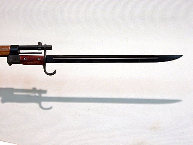 第4ロット（2010年12月発売）から剣身基部に真鍮板を埋め込まれている