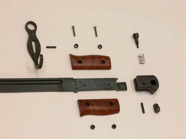 第4ロット（2010年12月発売）から剣身基部に真鍮板を埋め込まれている