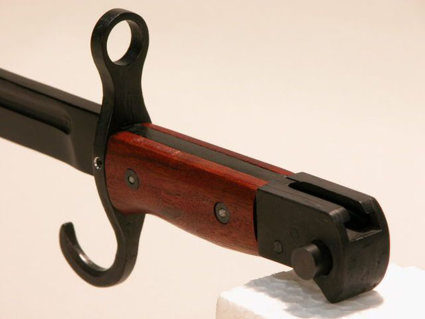 第4ロット（2010年12月発売）から剣身基部に真鍮板を埋め込まれている