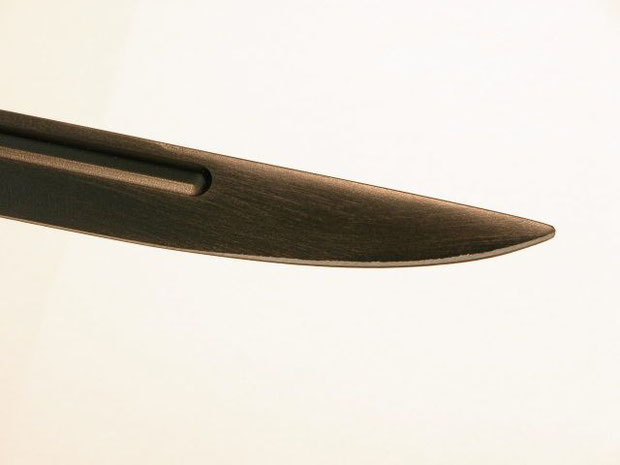 第4ロット（2010年12月発売）から剣身基部に真鍮板を埋め込まれている