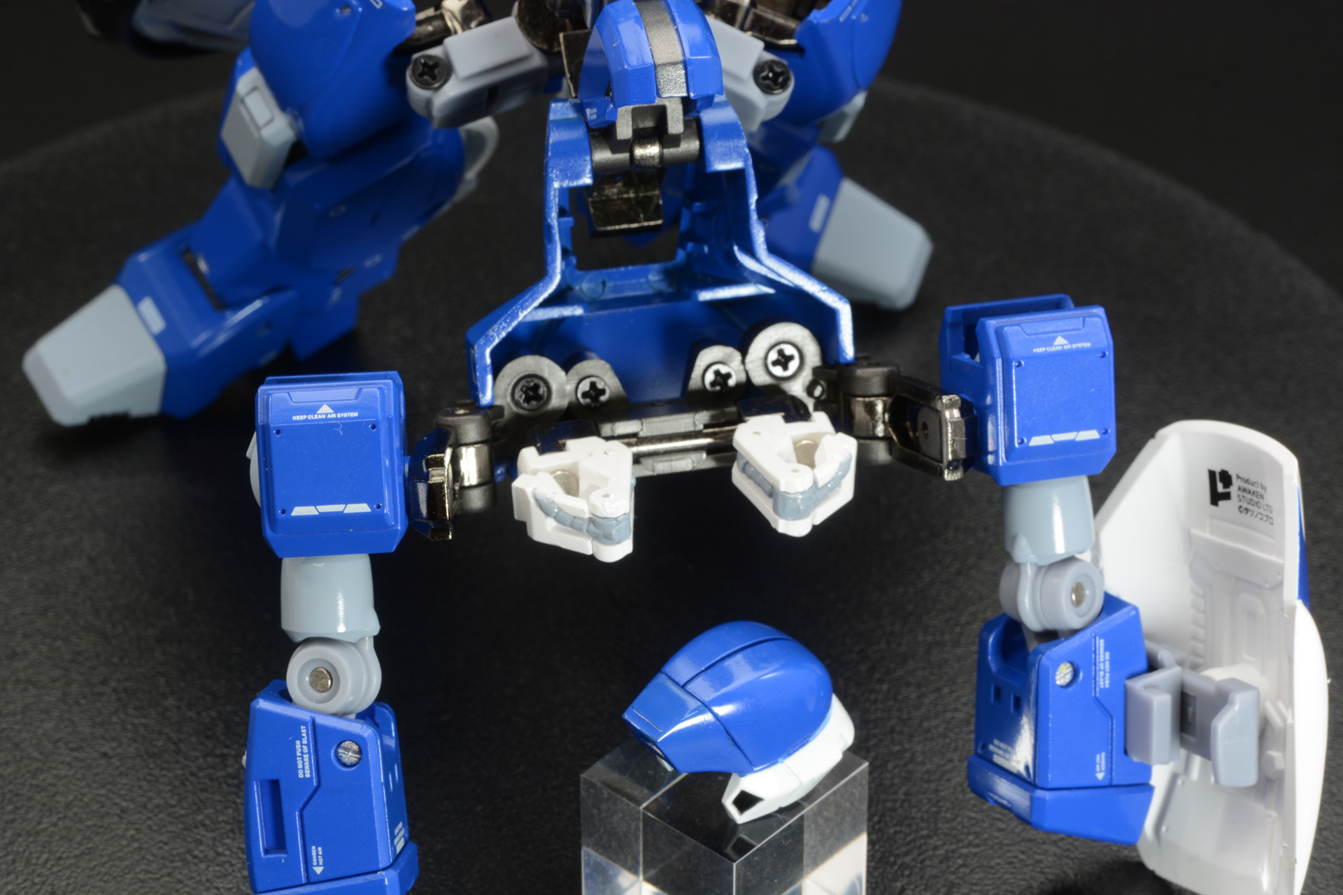 アームを持ち上げ、内部のヘルメットを取り出す