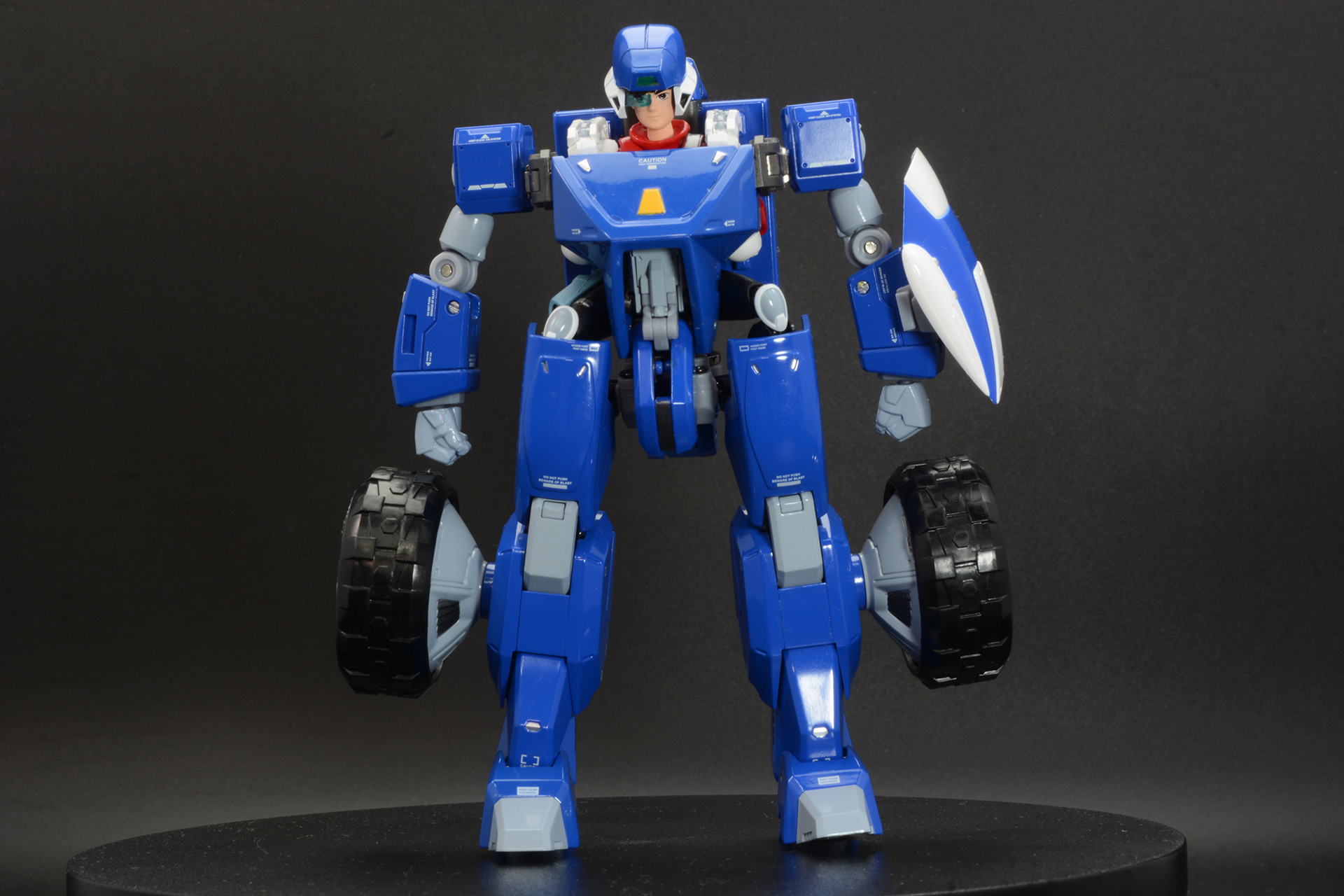 JJを搭乗させアームをロックすればアーモレーター形態の完成。マッシブなシルエットだ