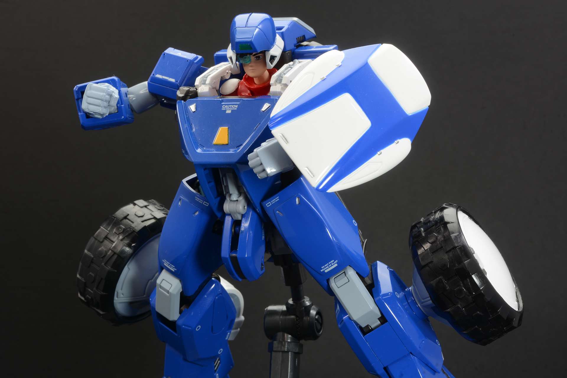 アーモレーターの武器は高い格闘能力だ。そのパンチやキックは敵の歩行兵器の装甲をぶち抜き、腕を引きちぎることすら可能