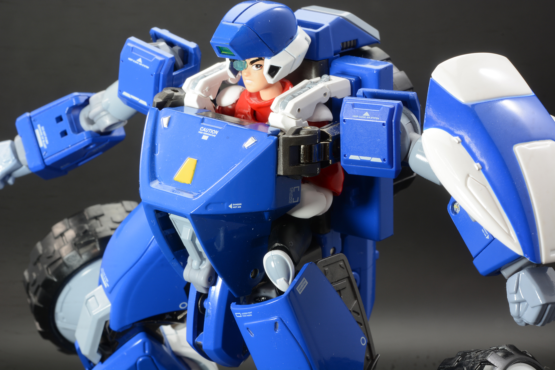 装甲服としては隙間が多いデザインだが、機動性が最大の武器で、ブースターによる短時間の空中機動も可能