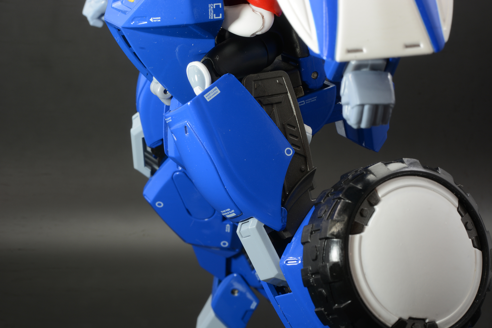 デザイン上JJフィギュアの足部分はかなり窮屈だが、太もも部分の装甲が動くことで、かなり自由にポーズがとれる