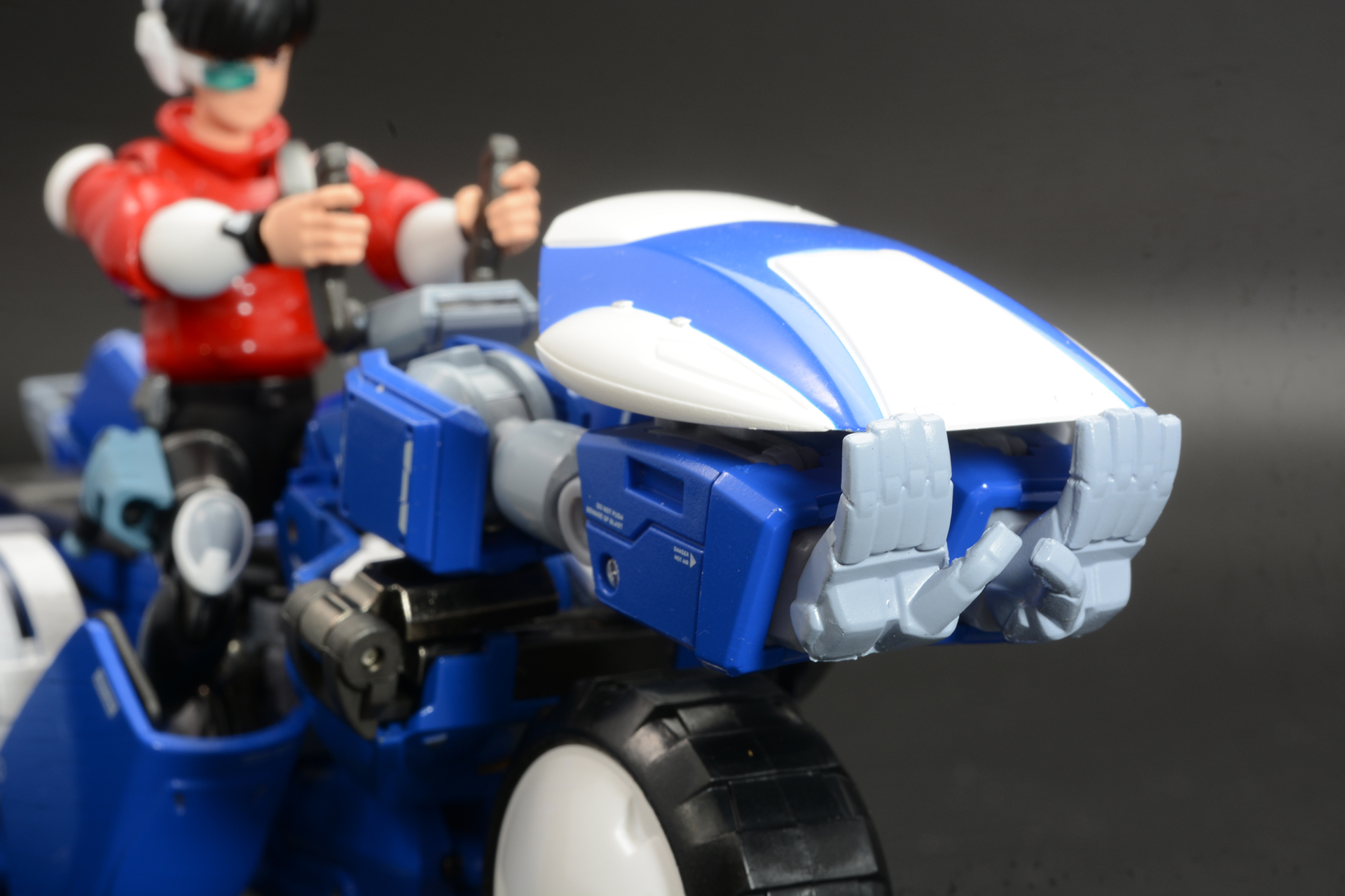 変形ギミックを利用し、トライチャージャーで車を押す。14話で一回だけ使われた機能を、専用手首パーツで再現