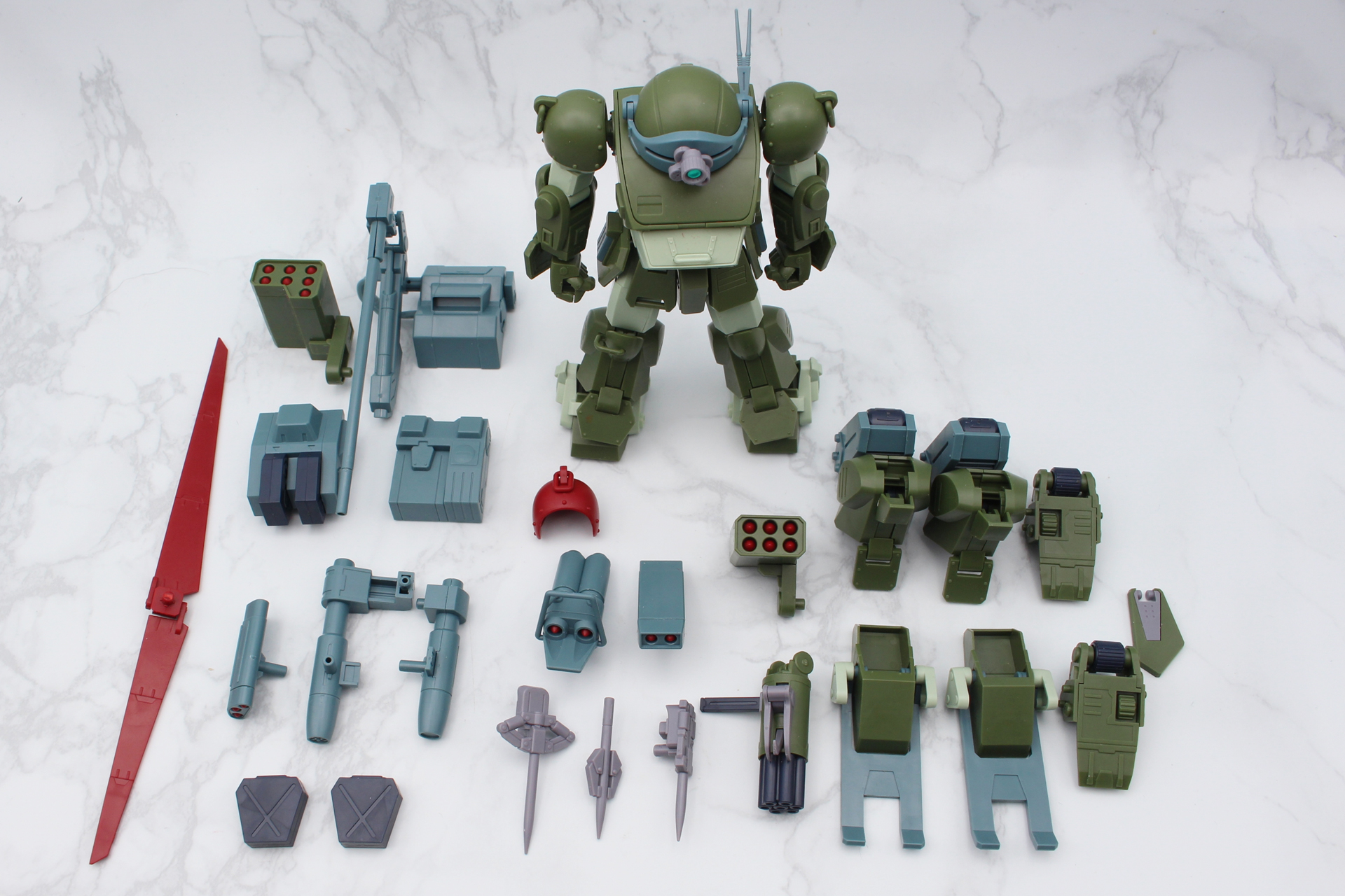 HG スコープドッグ用拡張パーツセット3～5のパーツの一部。なお中央奥の「HG スコープドッグ」は付属しない