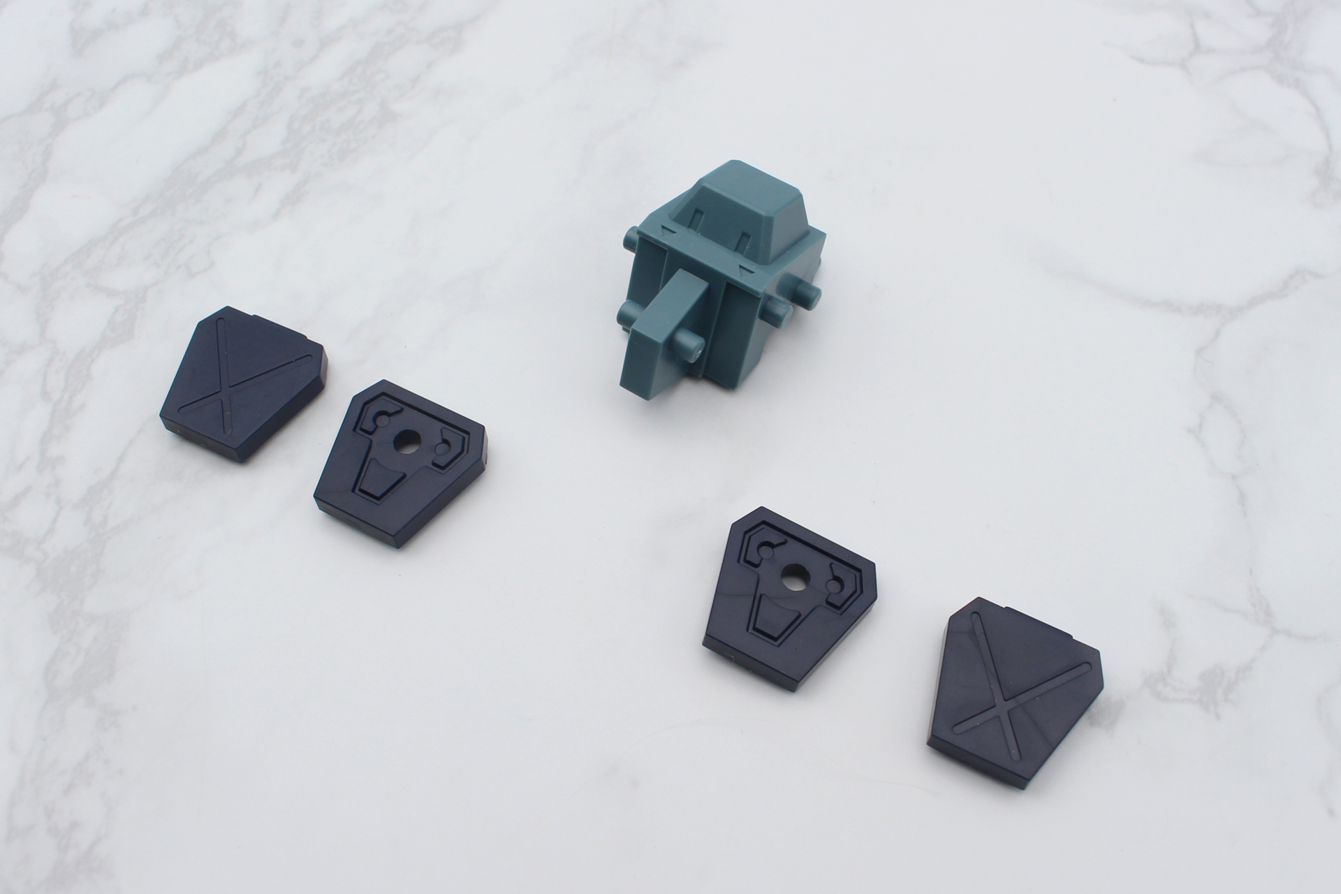 ミッションパックの組み立て。弾倉は取り外し可能で、この2つ以外にあと2つ付属する