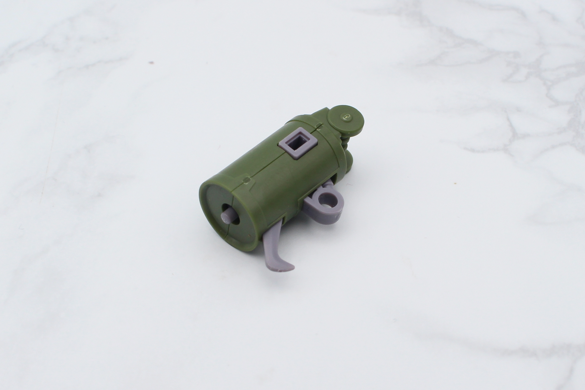 ガトリング砲の組み立て。マズル、クローは可動し、マガジンは取り外し可能だ