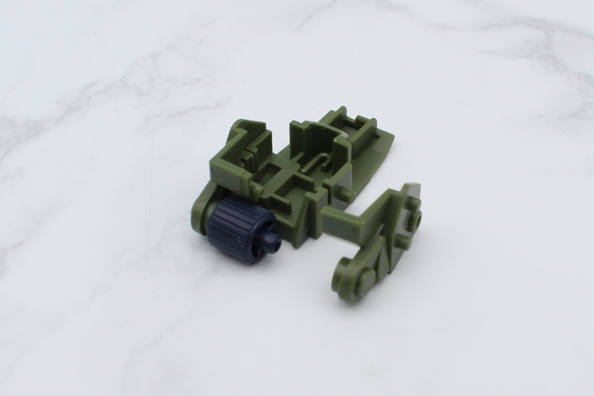 ブルーティッシュドッグ用足首の組み立て。実際に組み立てるときは「HG スコープドッグ」の足首のパーツを流用する