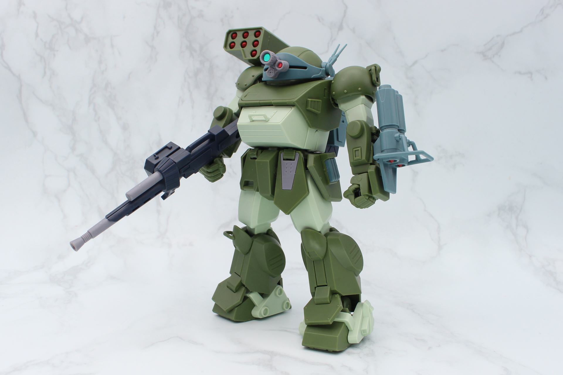 腰アーマー、ミッションパックなどを取り付けてドッグマン機が完成。ヒザ装甲の形のみリーマン機と共通で、ミサイルポッドはバーグラリードッグのものという独自の組み合わせなので、設定通りに組むときはパーツの組み違いに注意