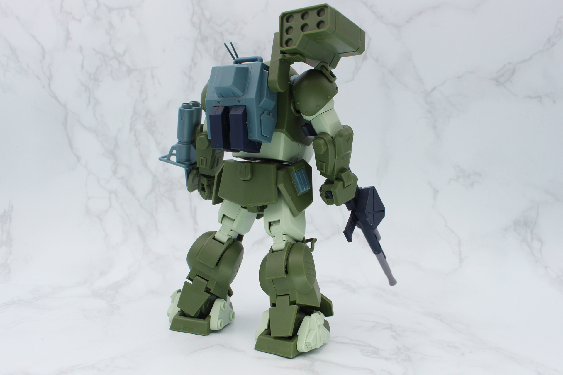 腰アーマー、ミッションパックなどを取り付けてドッグマン機が完成。ヒザ装甲の形のみリーマン機と共通で、ミサイルポッドはバーグラリードッグのものという独自の組み合わせなので、設定通りに組むときはパーツの組み違いに注意