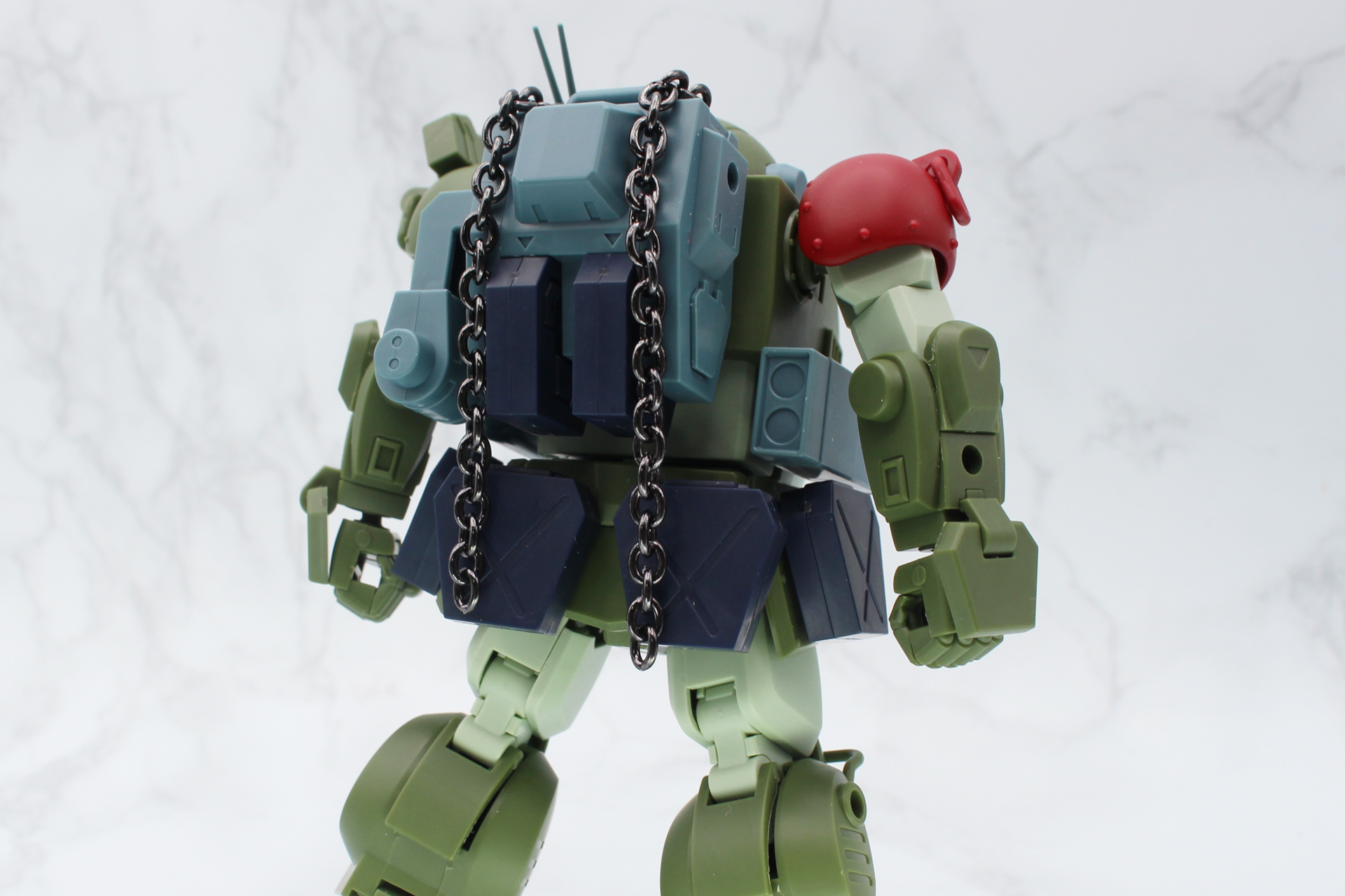 3mmジョイント付きの腰アーマーにヘビィマシンガンの弾倉を2つ取り付けると、「野望のルーツ」のスコープドッグターボカスタムのムーザ機に近い形になる。チェーンは「カスタマイズマテリアル（チェーンパーツ/マルチジョイント）」を使用してみた