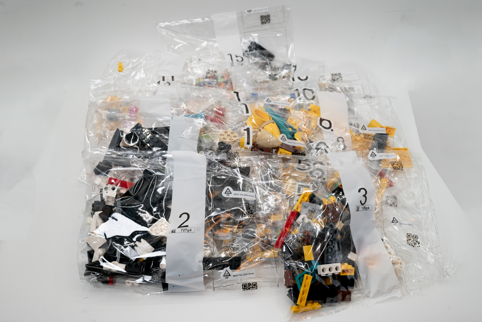 袋は全部で15。値段からすると1袋1,000円くらいのイメージか