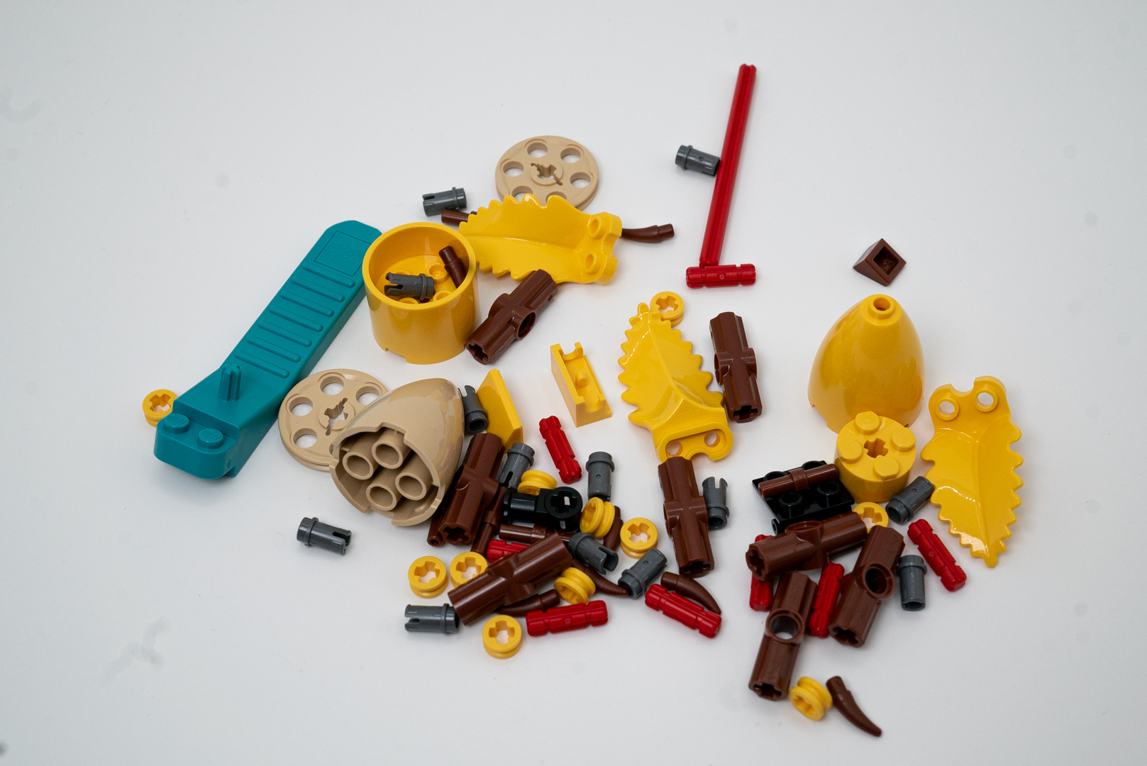 袋1のパーツ構成。分岐のメインとなる茶色と黄色のパーツが多い