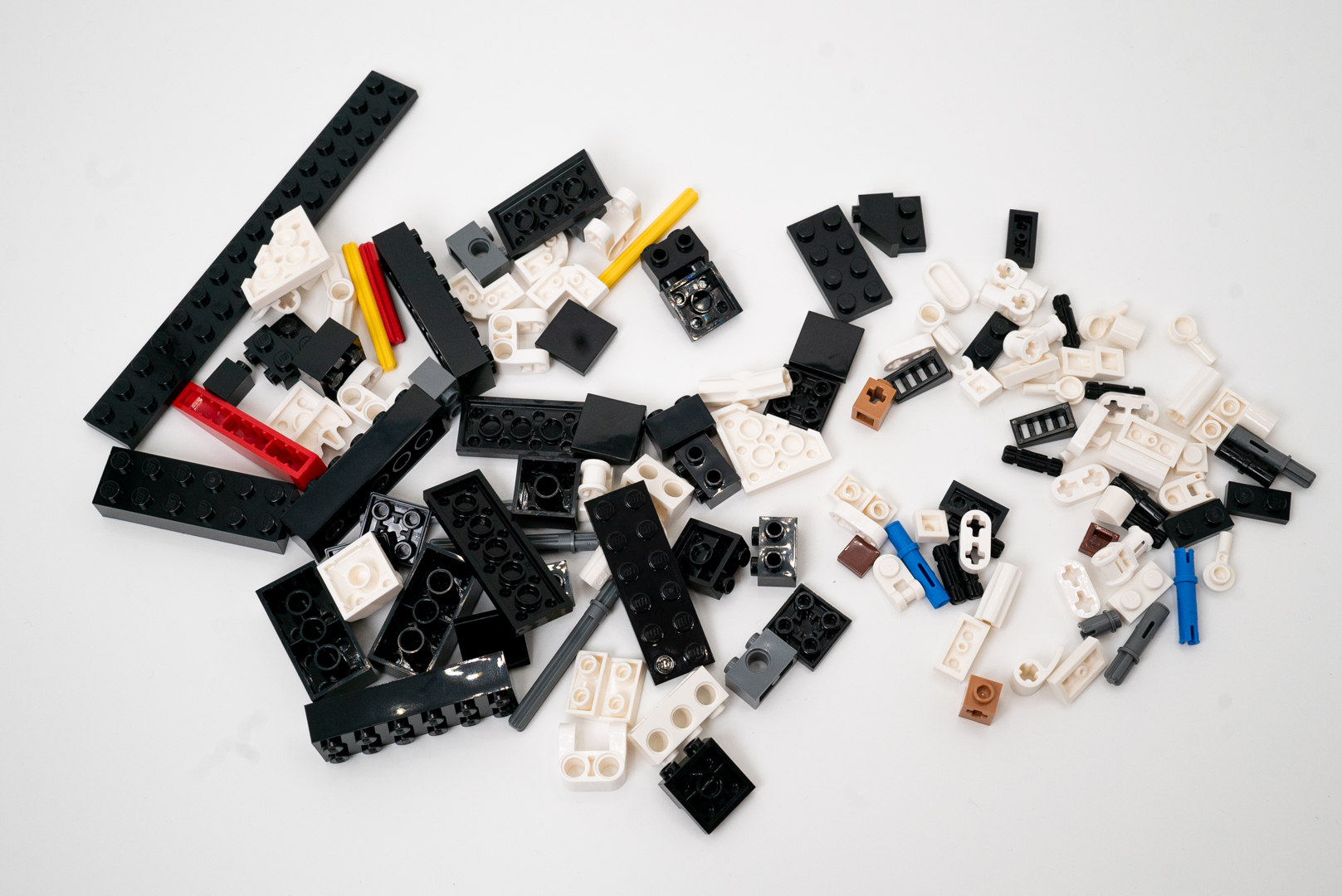 袋1のパーツ構成。ベースとなる黒系のパーツが多い