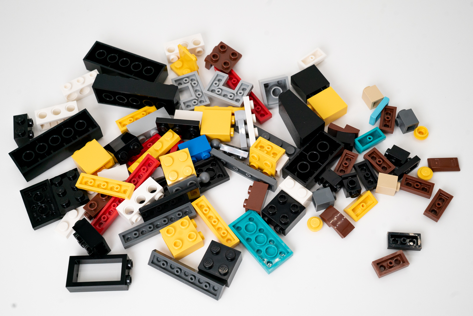 袋3のパーツ構成。ベースとなる黒系に加えて黄色も増えてきた